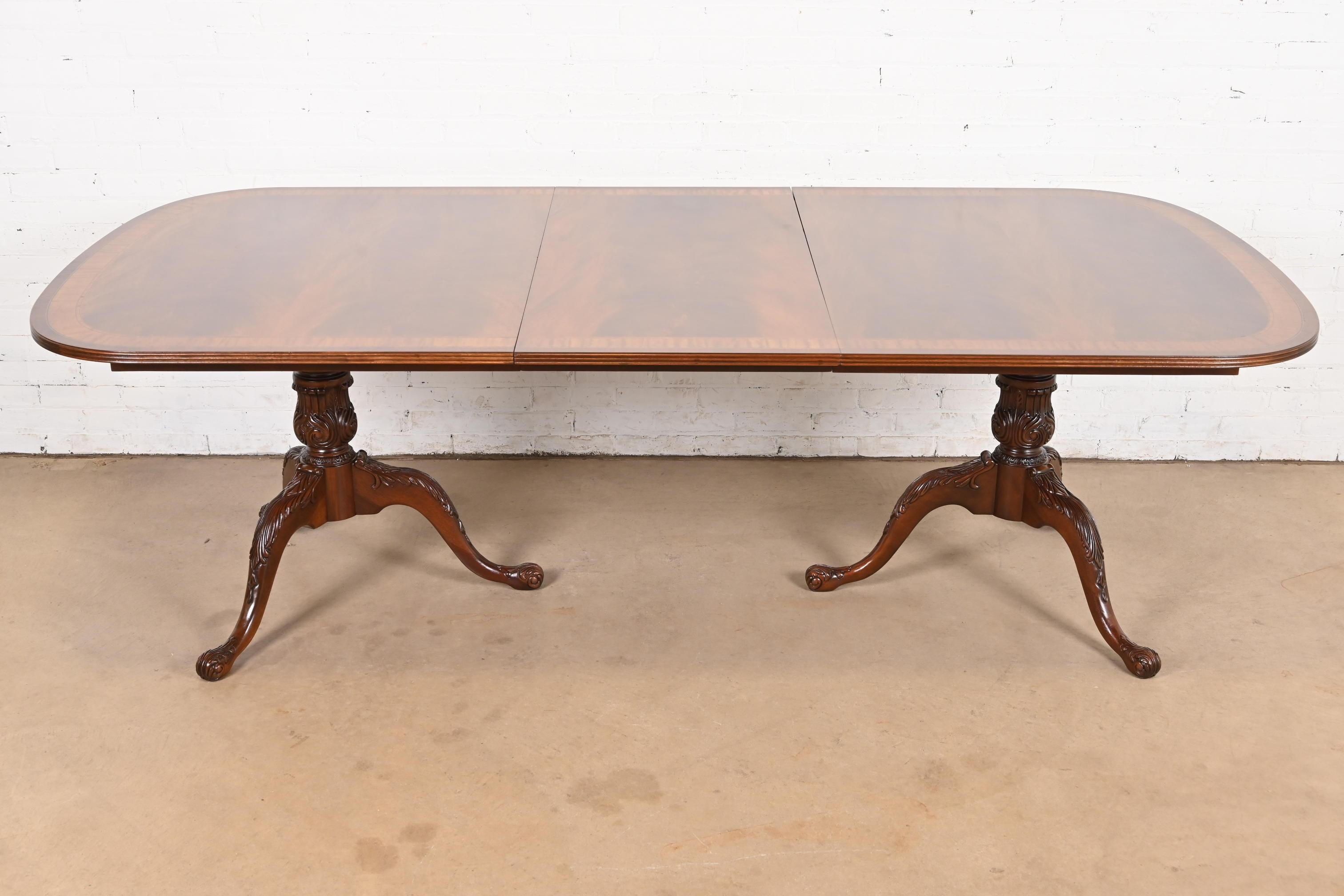 Georgien Drexel Heritage Georgian, table de salle à manger à piédestal en acajou flammé, revernie en vente