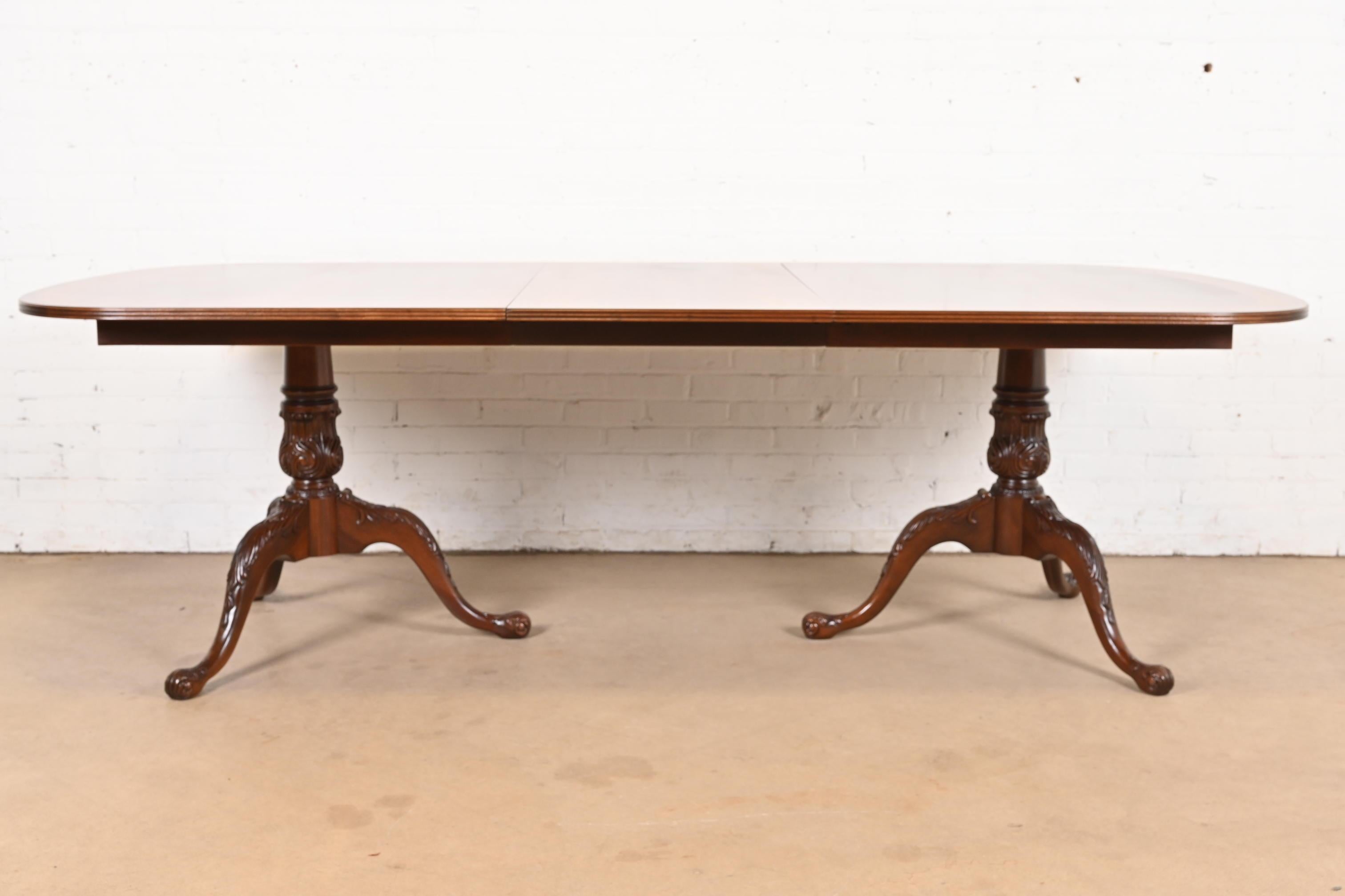 Américain Drexel Heritage Georgian, table de salle à manger à piédestal en acajou flammé, revernie en vente