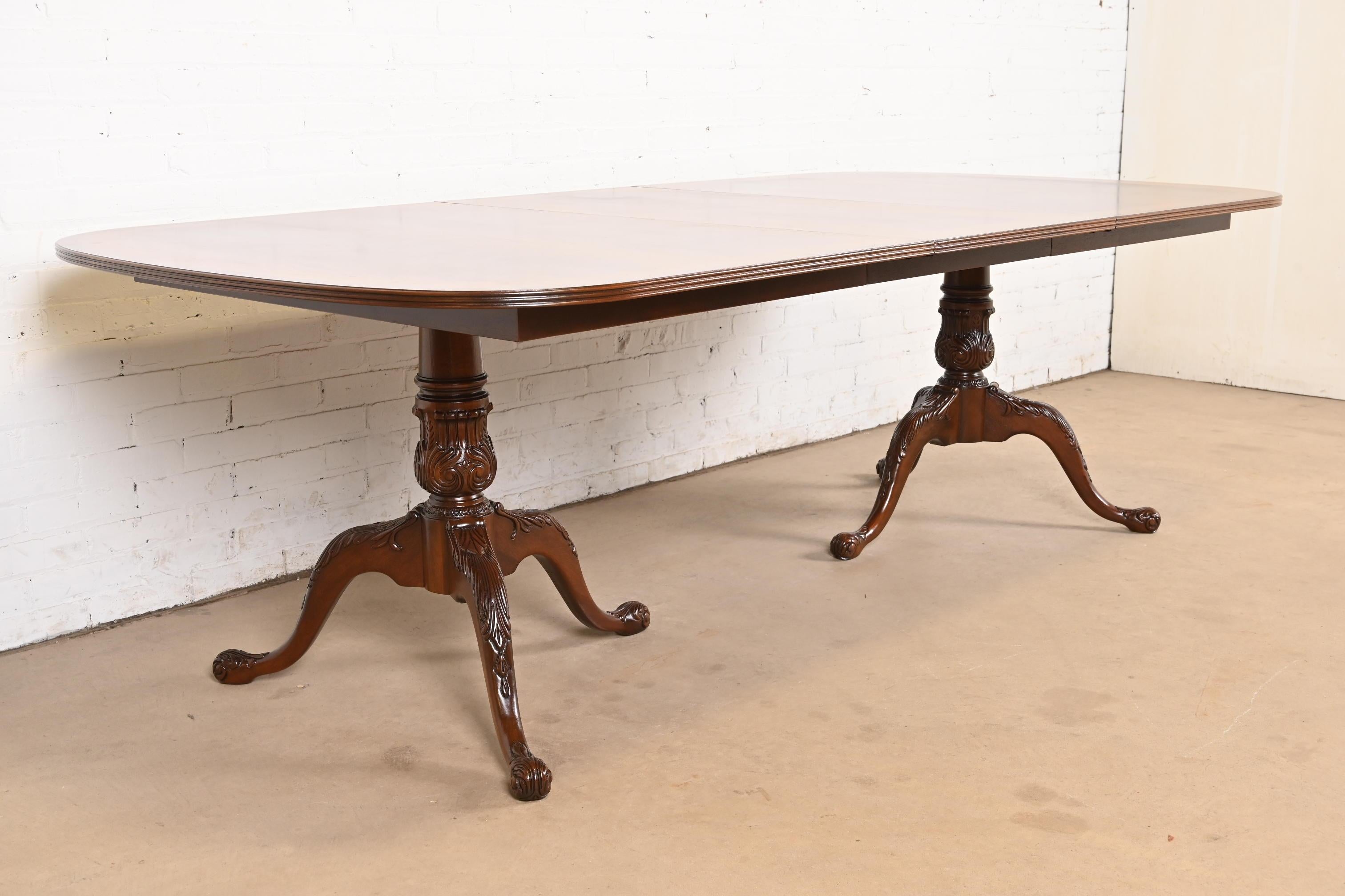 Drexel Heritage Georgian, table de salle à manger à piédestal en acajou flammé, revernie Bon état - En vente à South Bend, IN