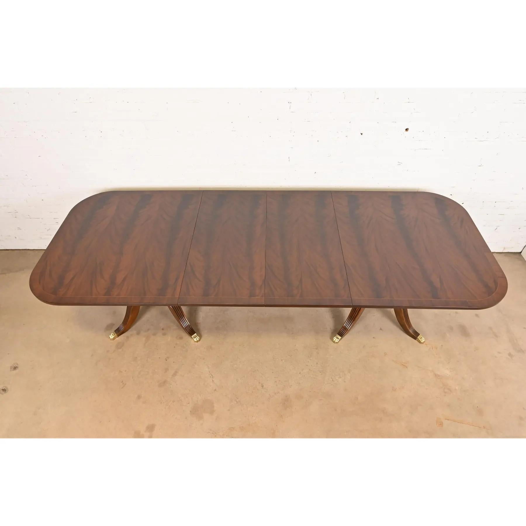 Ottone Tavolo da pranzo con piedistallo in mogano Drexel Heritage Georgian Banded Flame, rifinito in vendita