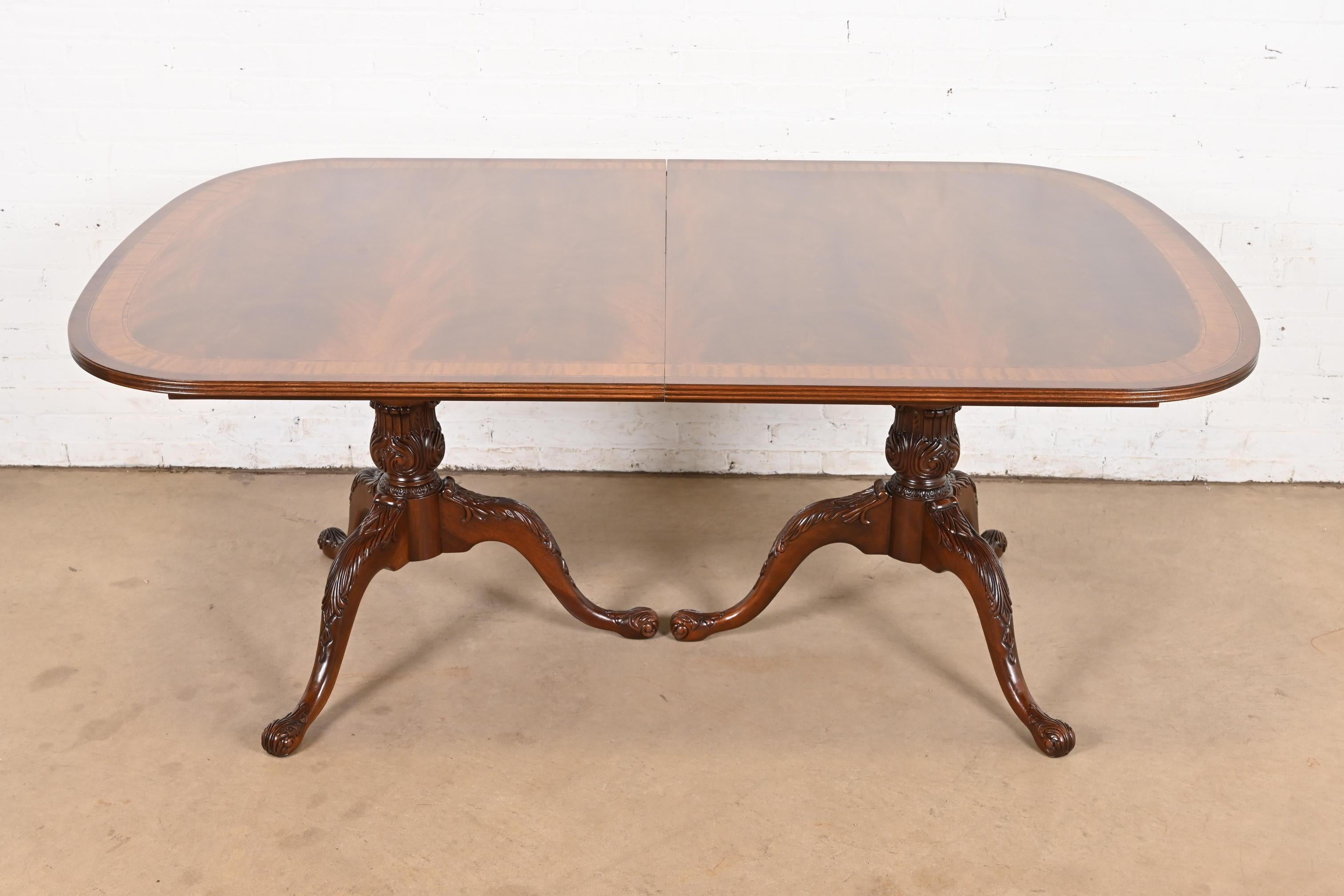 Drexel Heritage Georgian, table de salle à manger à piédestal en acajou flammé, revernie en vente 1