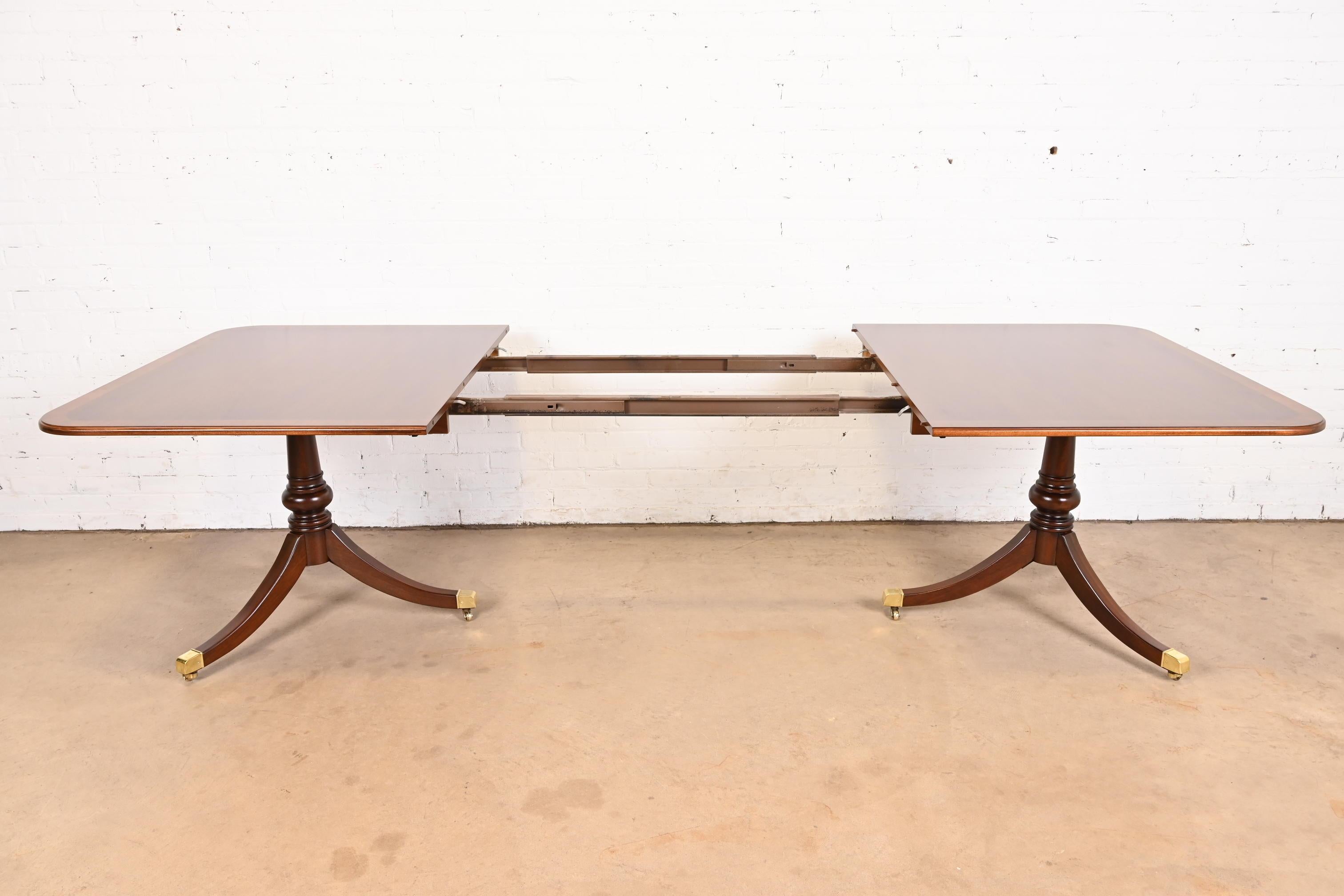 Table de salle à manger Drexel Heritage Georgian Banded Mahogany Double Pedestal Extension en vente 3