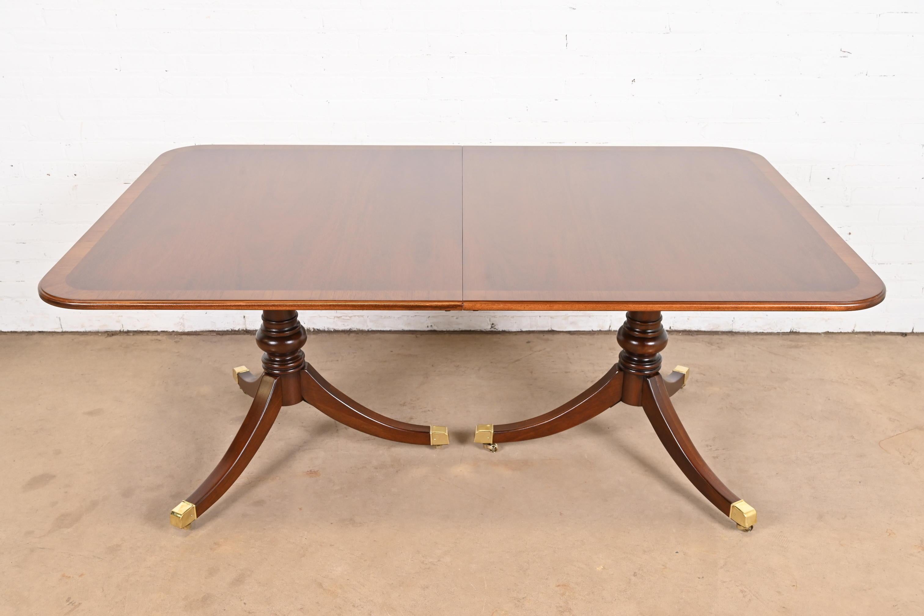 Table de salle à manger Drexel Heritage Georgian Banded Mahogany Double Pedestal Extension en vente 4