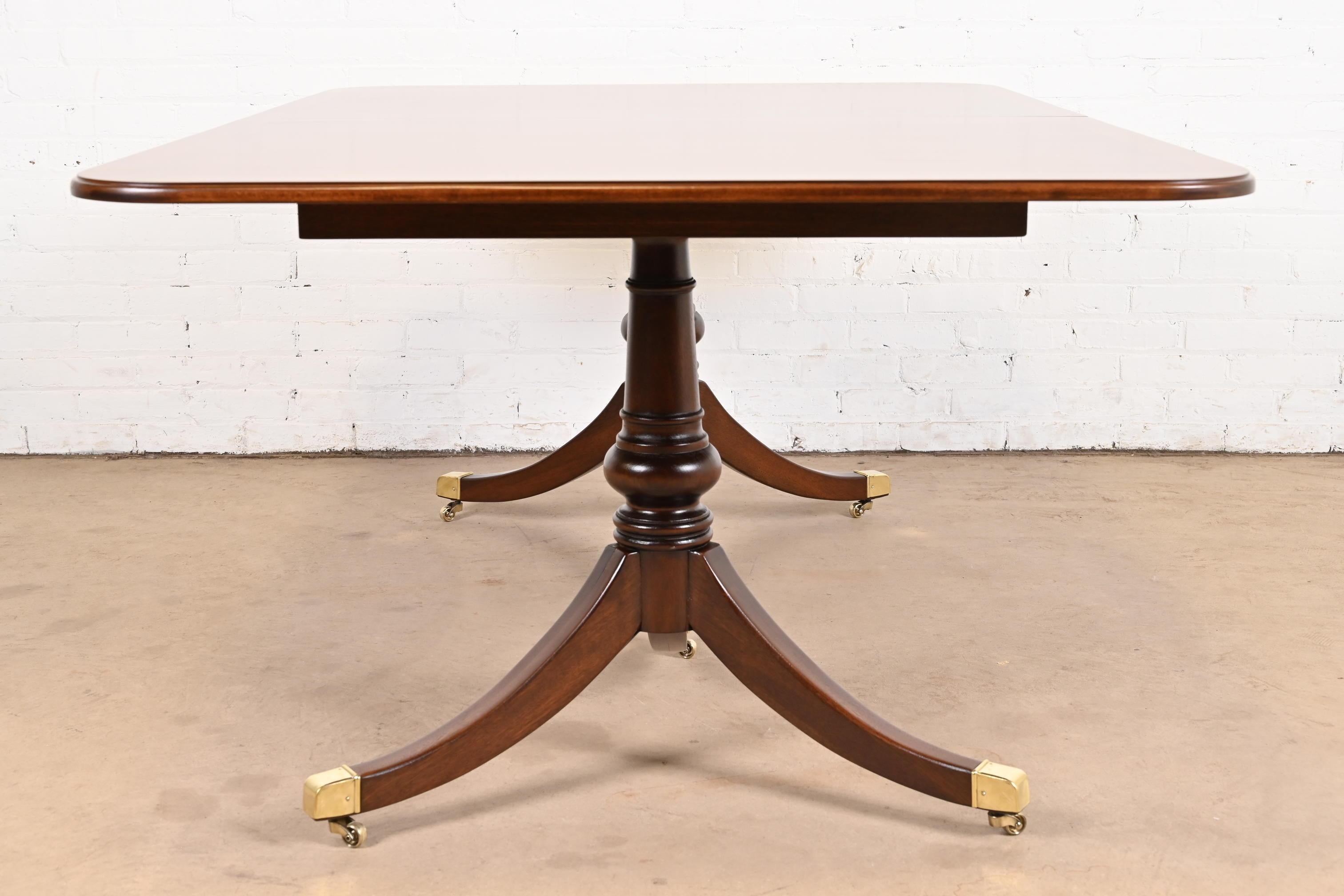 Table de salle à manger Drexel Heritage Georgian Banded Mahogany Double Pedestal Extension en vente 6