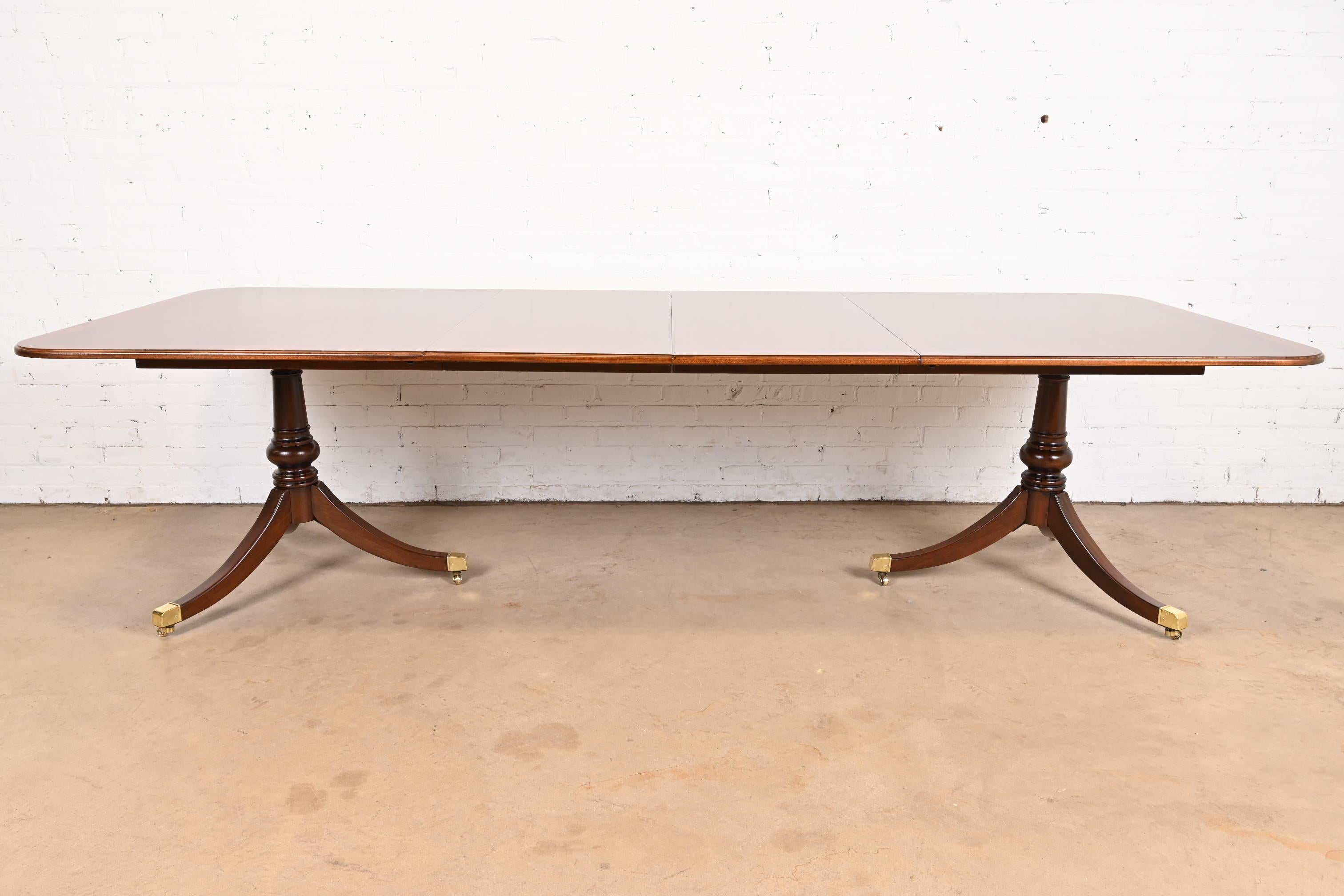 Georgien Table de salle à manger Drexel Heritage Georgian Banded Mahogany Double Pedestal Extension en vente