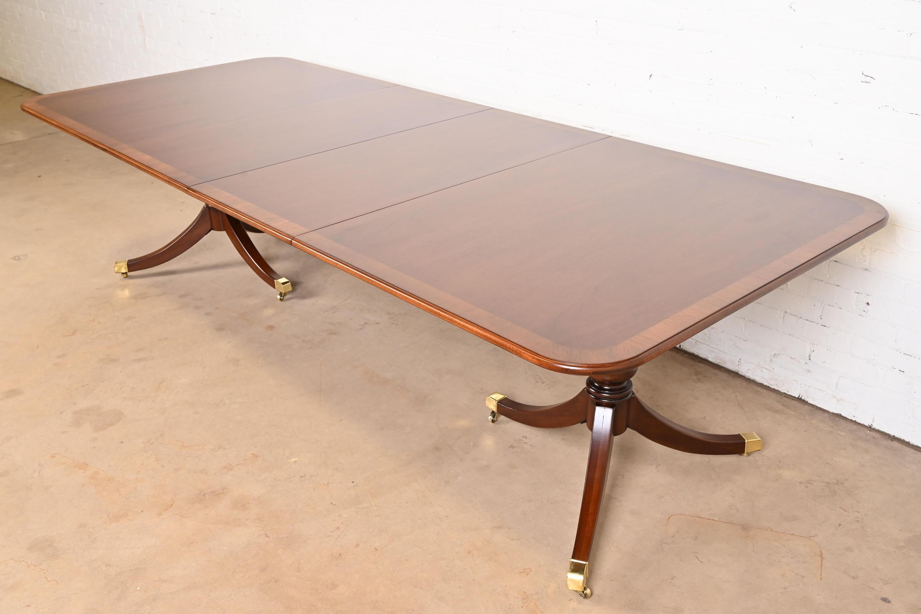 Américain Table de salle à manger Drexel Heritage Georgian Banded Mahogany Double Pedestal Extension en vente