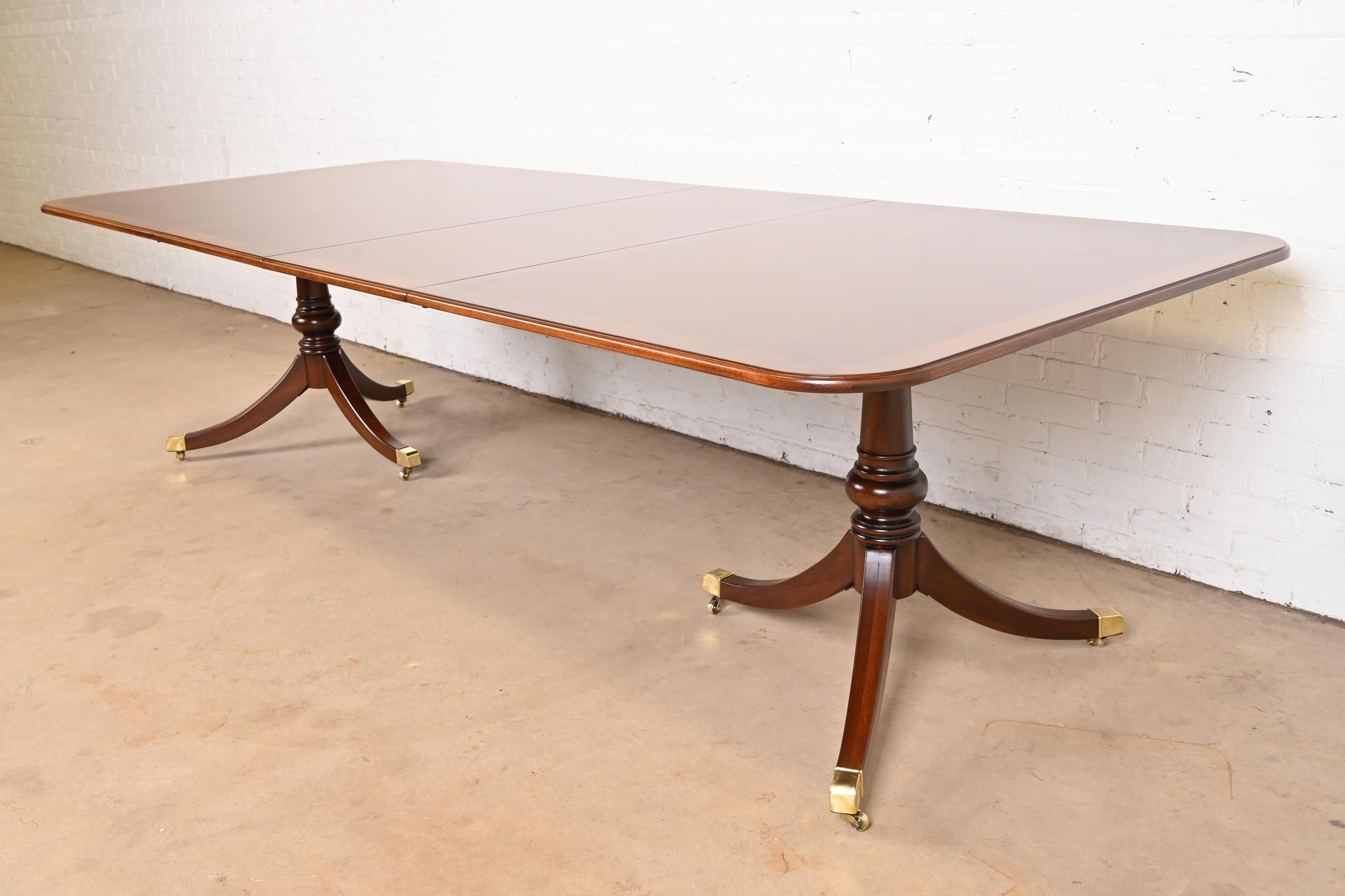 Table de salle à manger Drexel Heritage Georgian Banded Mahogany Double Pedestal Extension Bon état - En vente à South Bend, IN