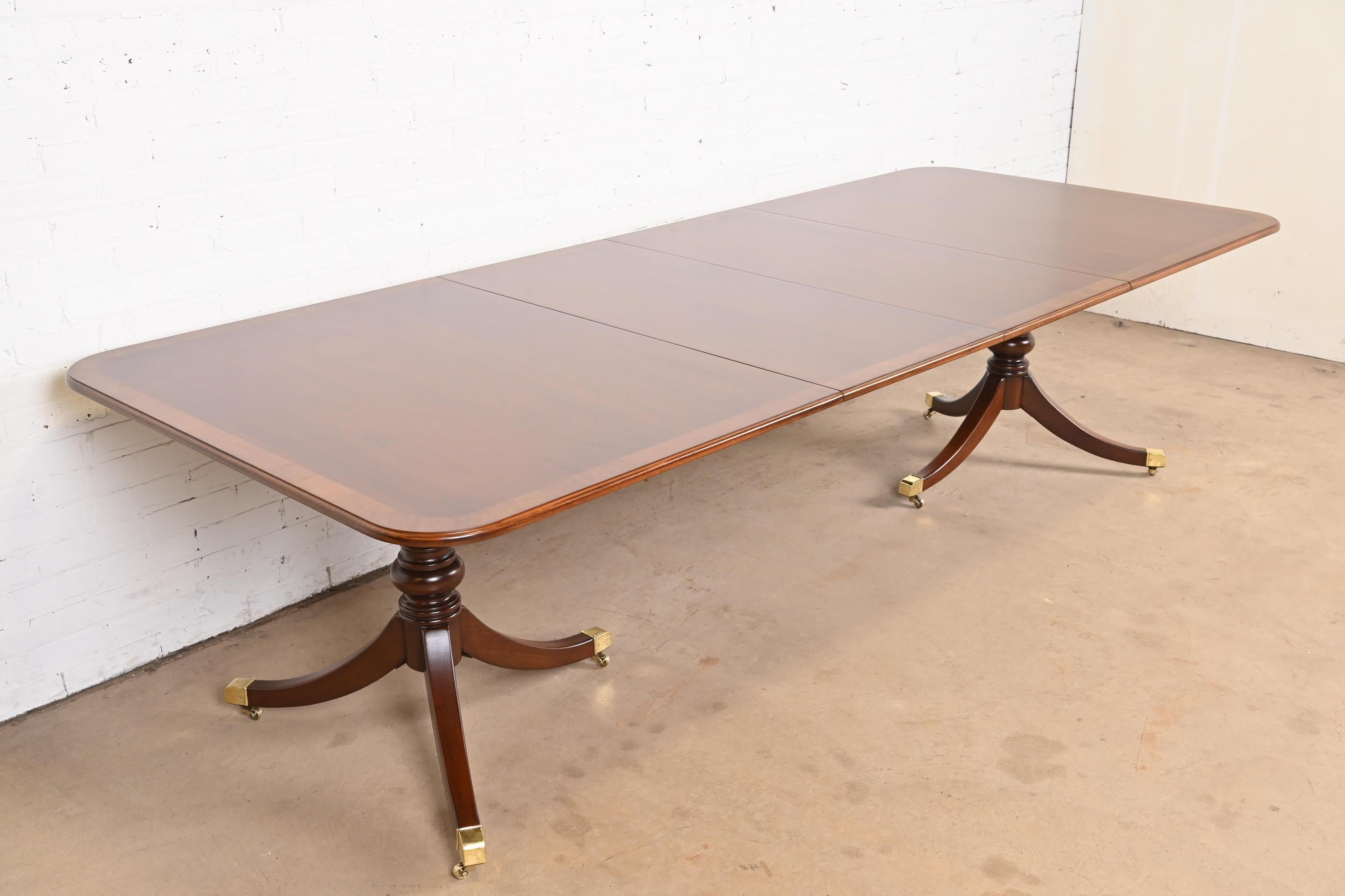 Fin du 20e siècle Table de salle à manger Drexel Heritage Georgian Banded Mahogany Double Pedestal Extension en vente