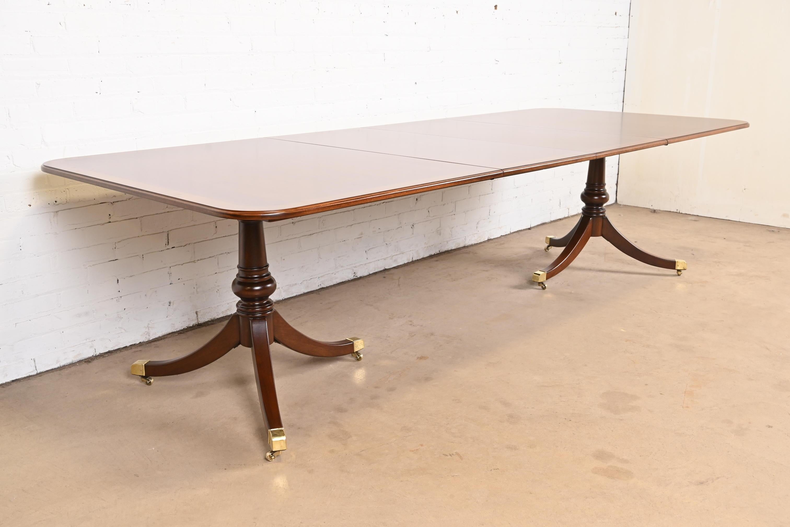 Laiton Table de salle à manger Drexel Heritage Georgian Banded Mahogany Double Pedestal Extension en vente