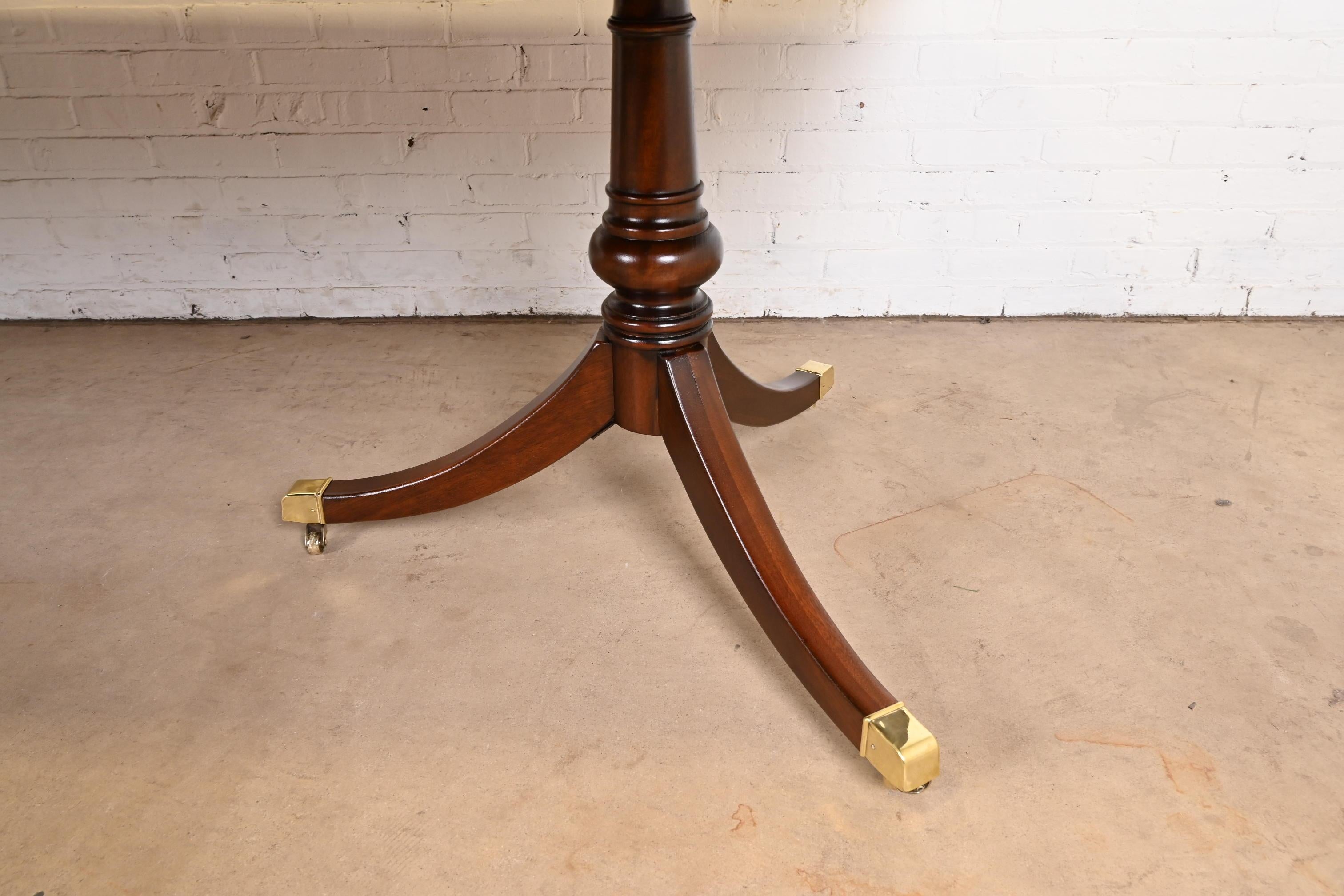 Table de salle à manger Drexel Heritage Georgian Banded Mahogany Double Pedestal Extension en vente 2