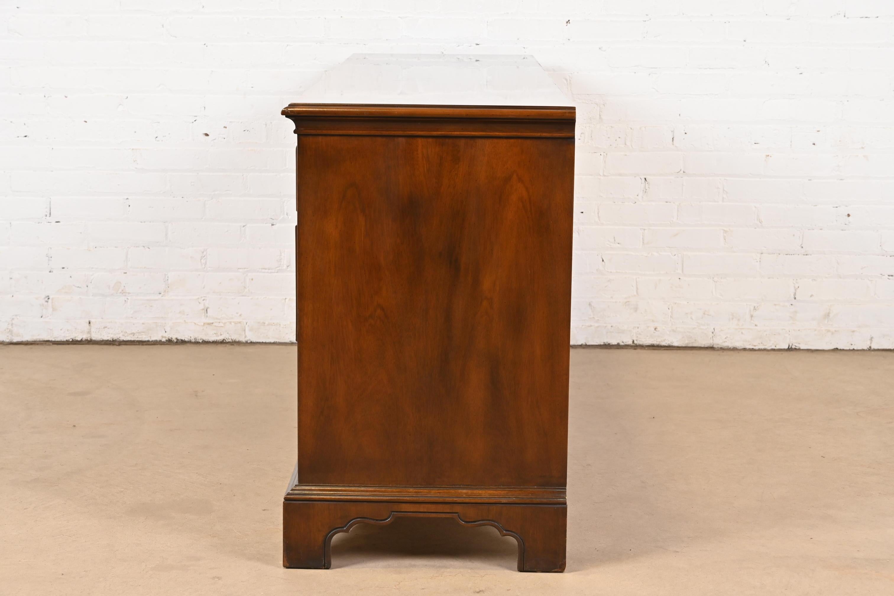 Drexel Heritage Georgian Banded Mahogany Ten-Drawer Dresser For Sale 4