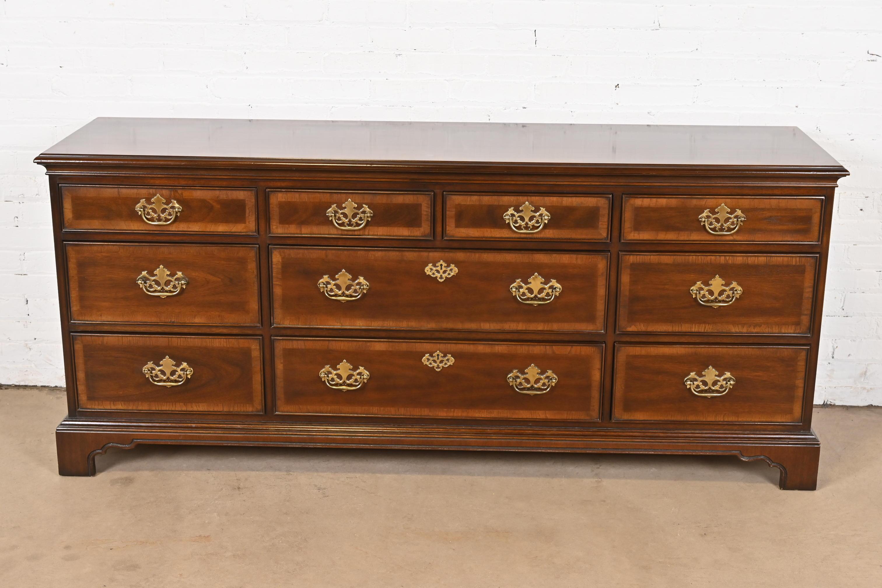 Drexel Heritage Georgian Banded Mahogany Ten-Drawer Dresser In Good Condition For Sale In South Bend, IN