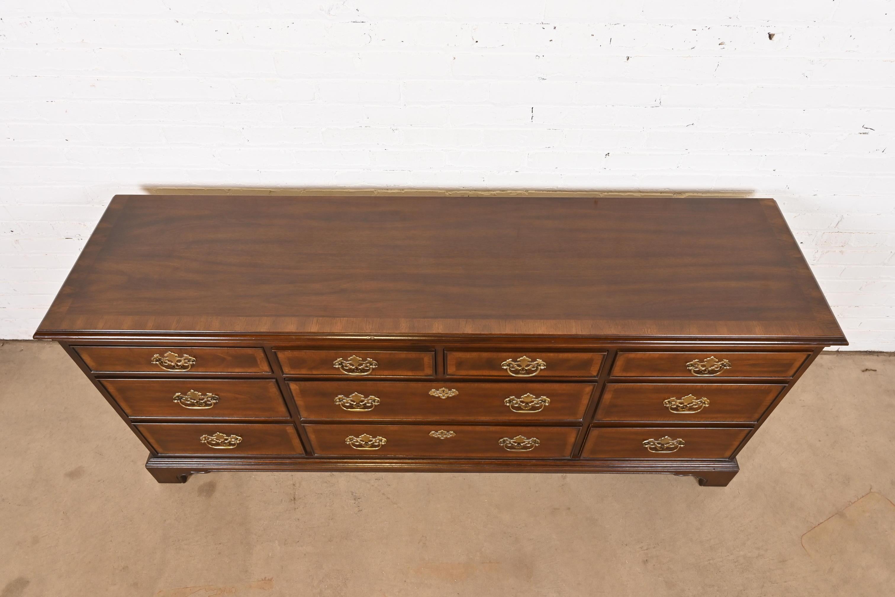 Drexel Heritage Georgian Banded Mahogany Ten-Drawer Dresser For Sale 2