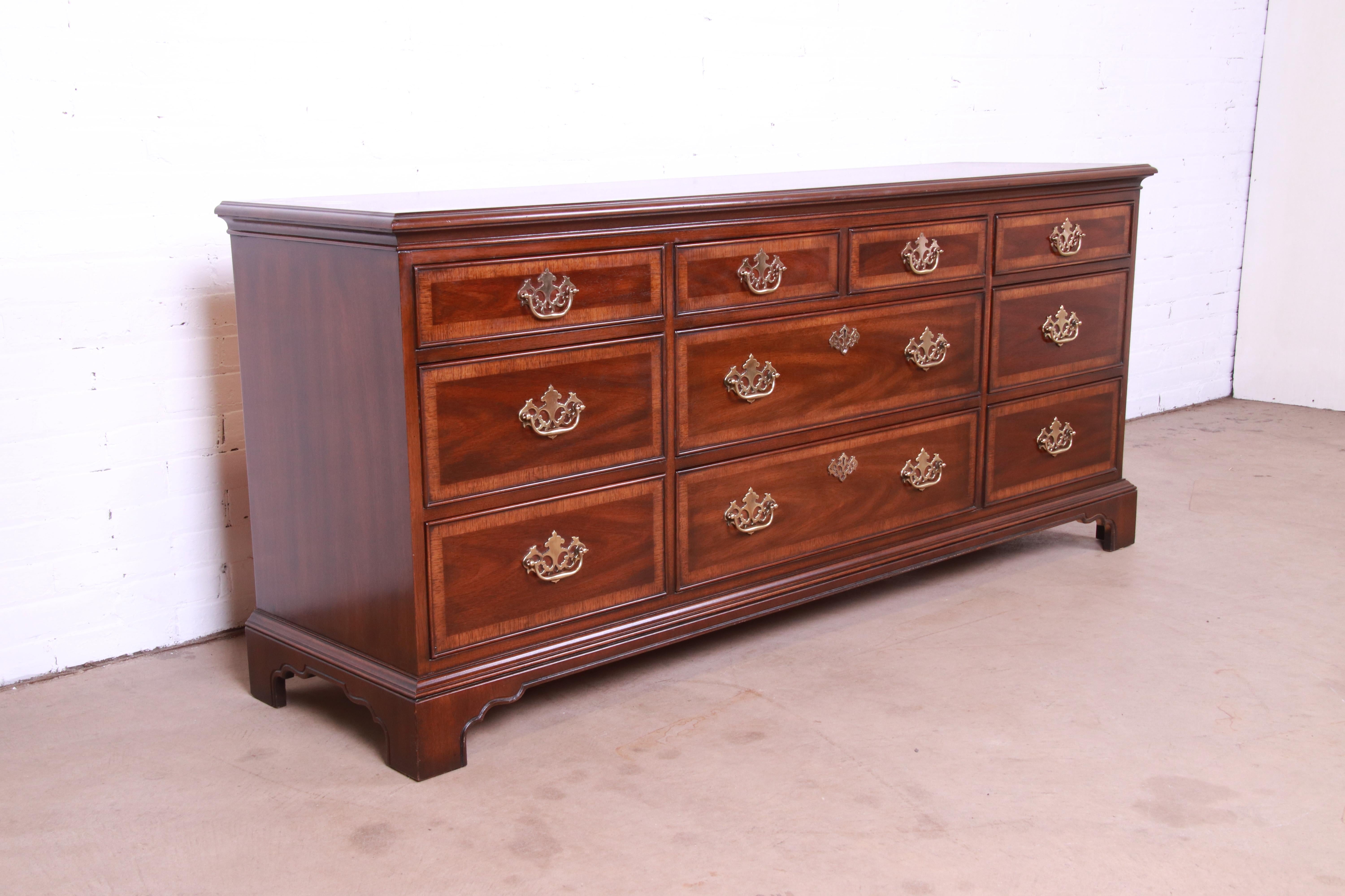 Drexel Heritage Georgian Banded Mahogany Ten-Drawer Dresser or Credenza In Good Condition In South Bend, IN