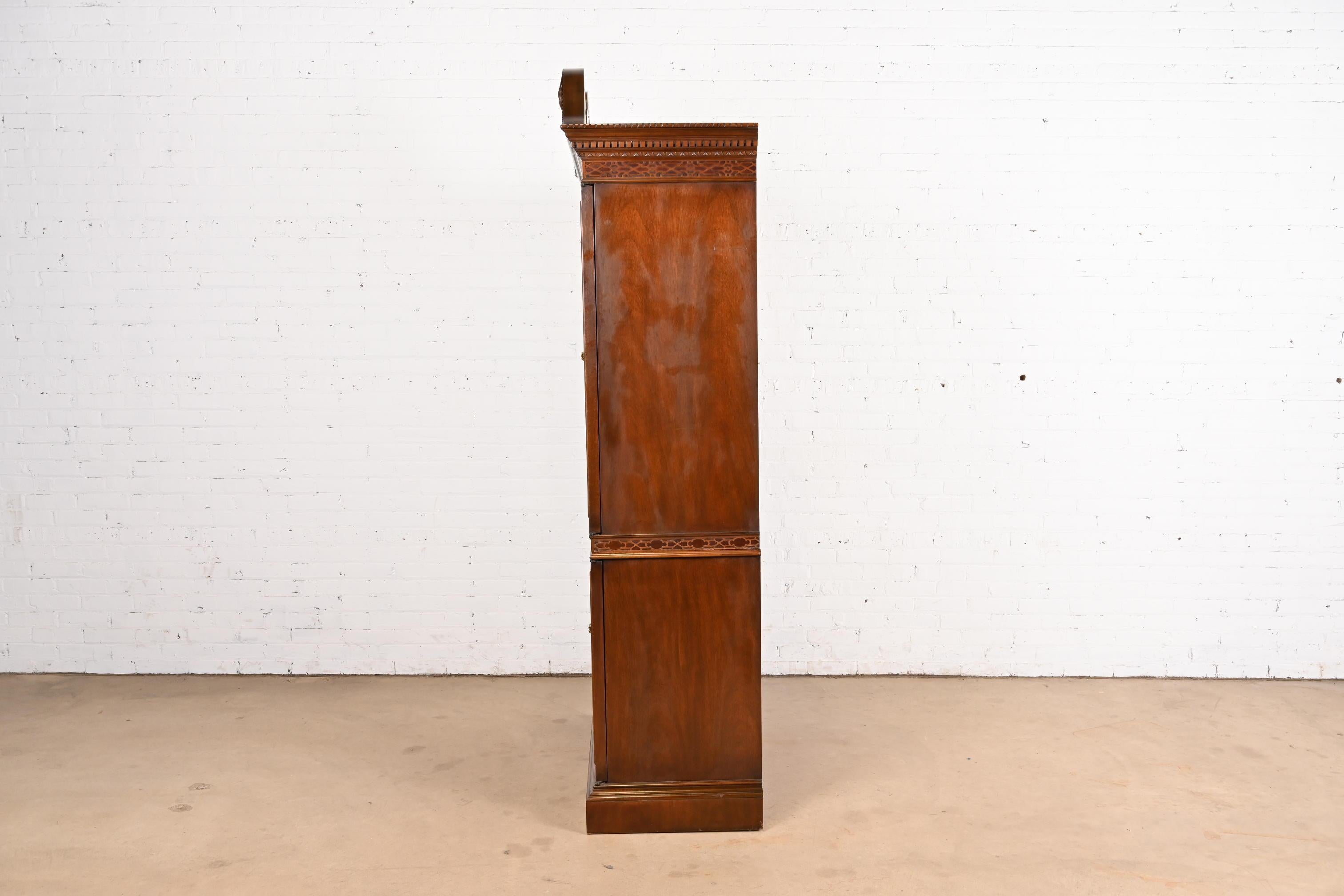 Drexel Heritage Armoire ou presse à linge en acajou sculpté de style géorgien en vente 3