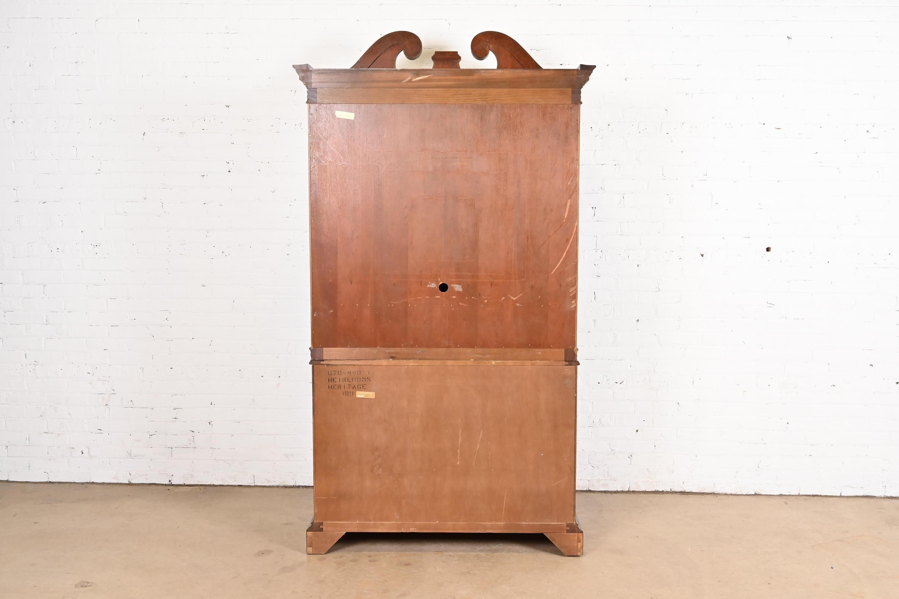 Drexel Heritage Armoire ou presse à linge en acajou sculpté de style géorgien en vente 4
