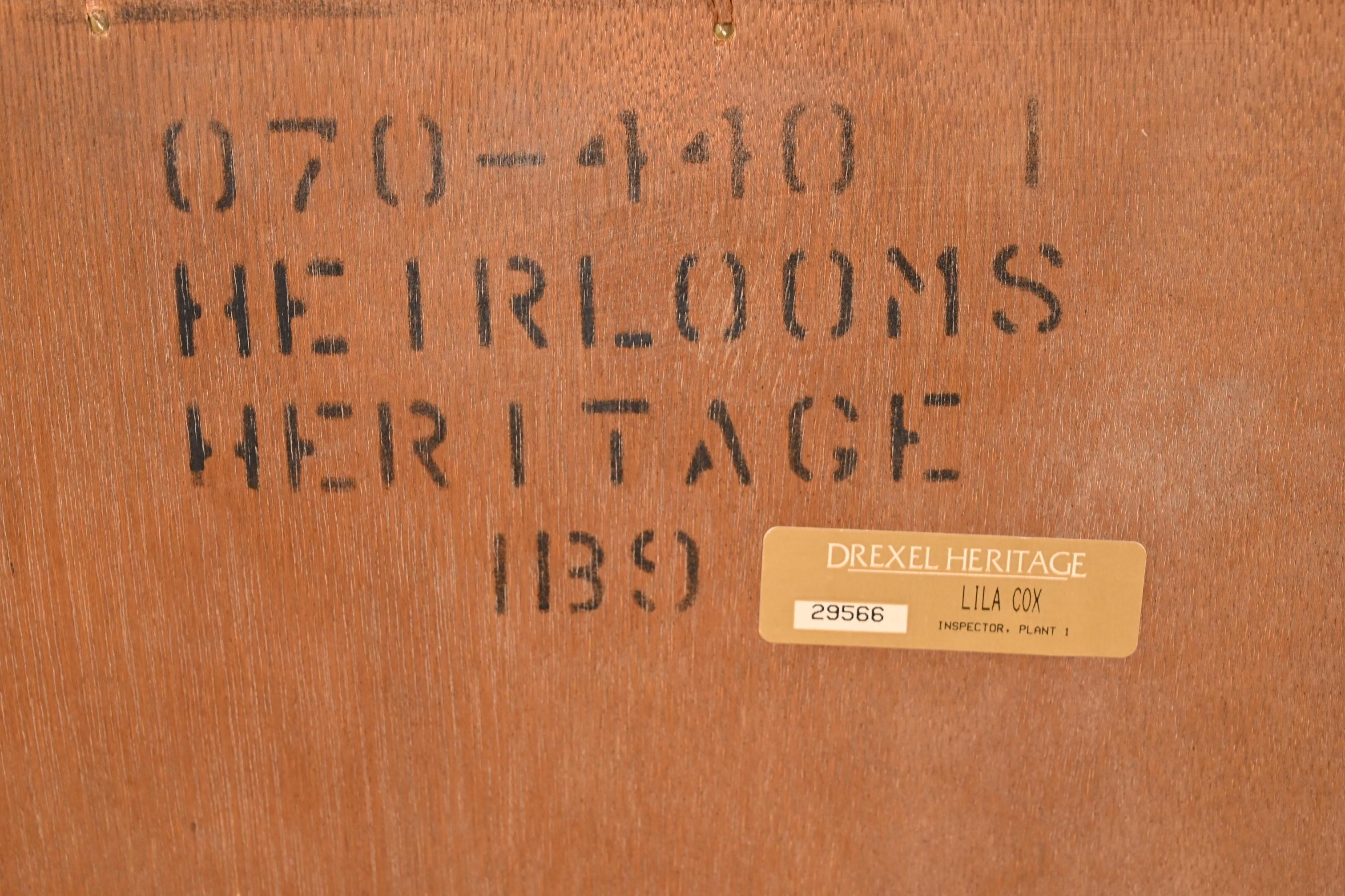 Drexel Heritage Armoire ou presse à linge en acajou sculpté de style géorgien en vente 5