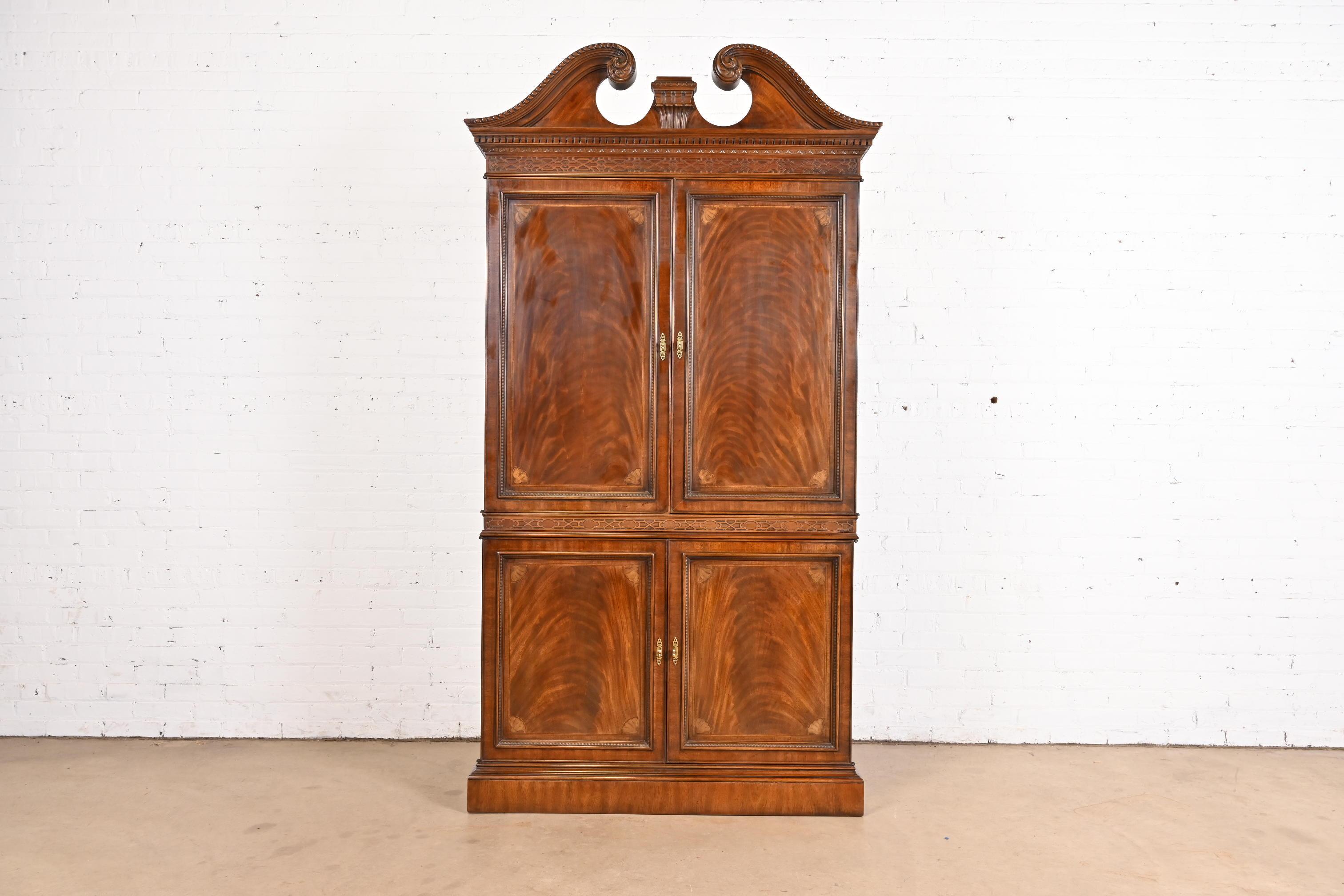 Magnifique armoire de style géorgien ou Chippendale, coffre pour homme ou presse à linge.

Par Drexel Heritage

USA, Circa 1980

Acajou flammé sculpté, avec quincaillerie en laiton d'origine.

Dimensions : 47 
