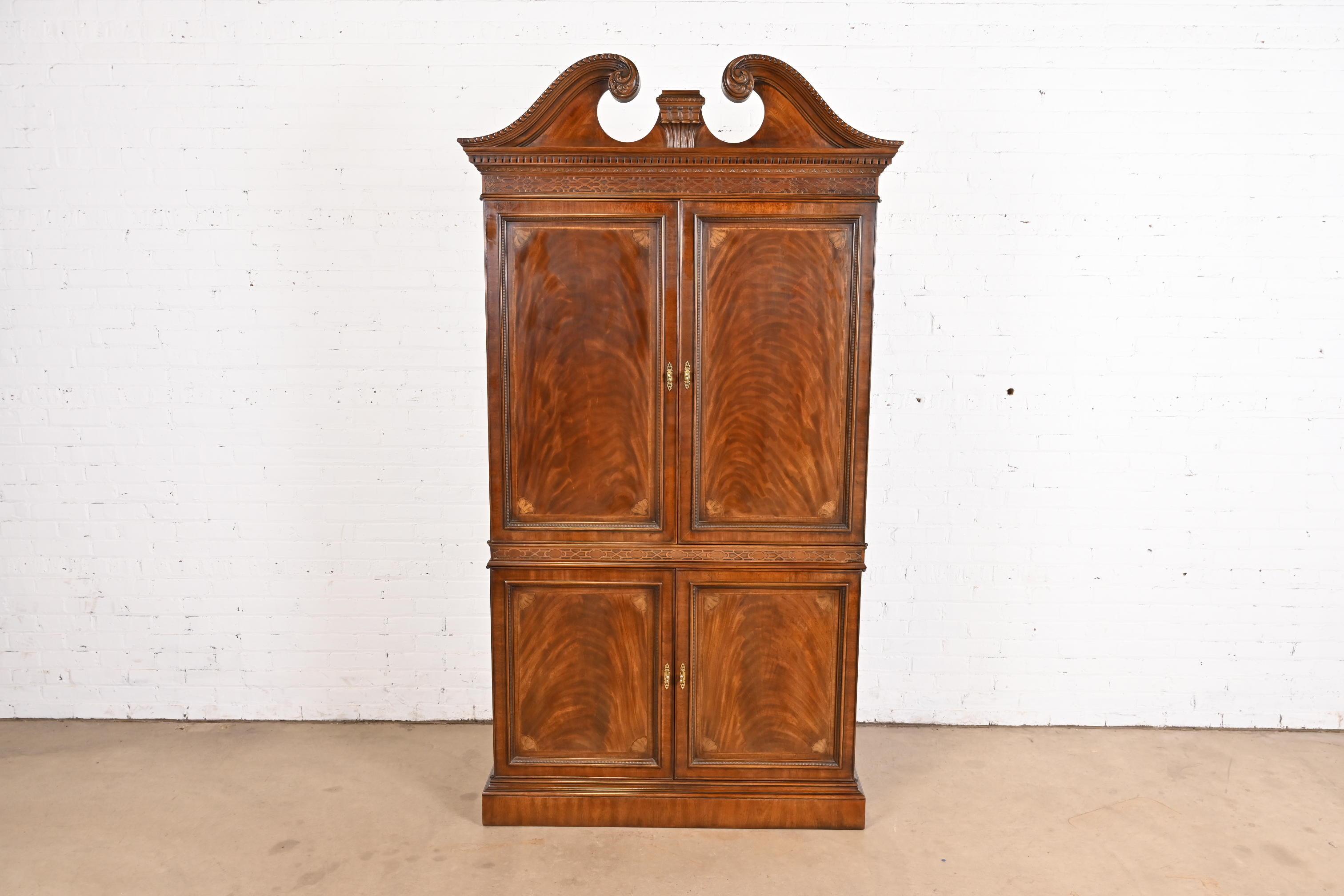 Georgien Drexel Heritage Armoire ou presse à linge en acajou sculpté de style géorgien en vente