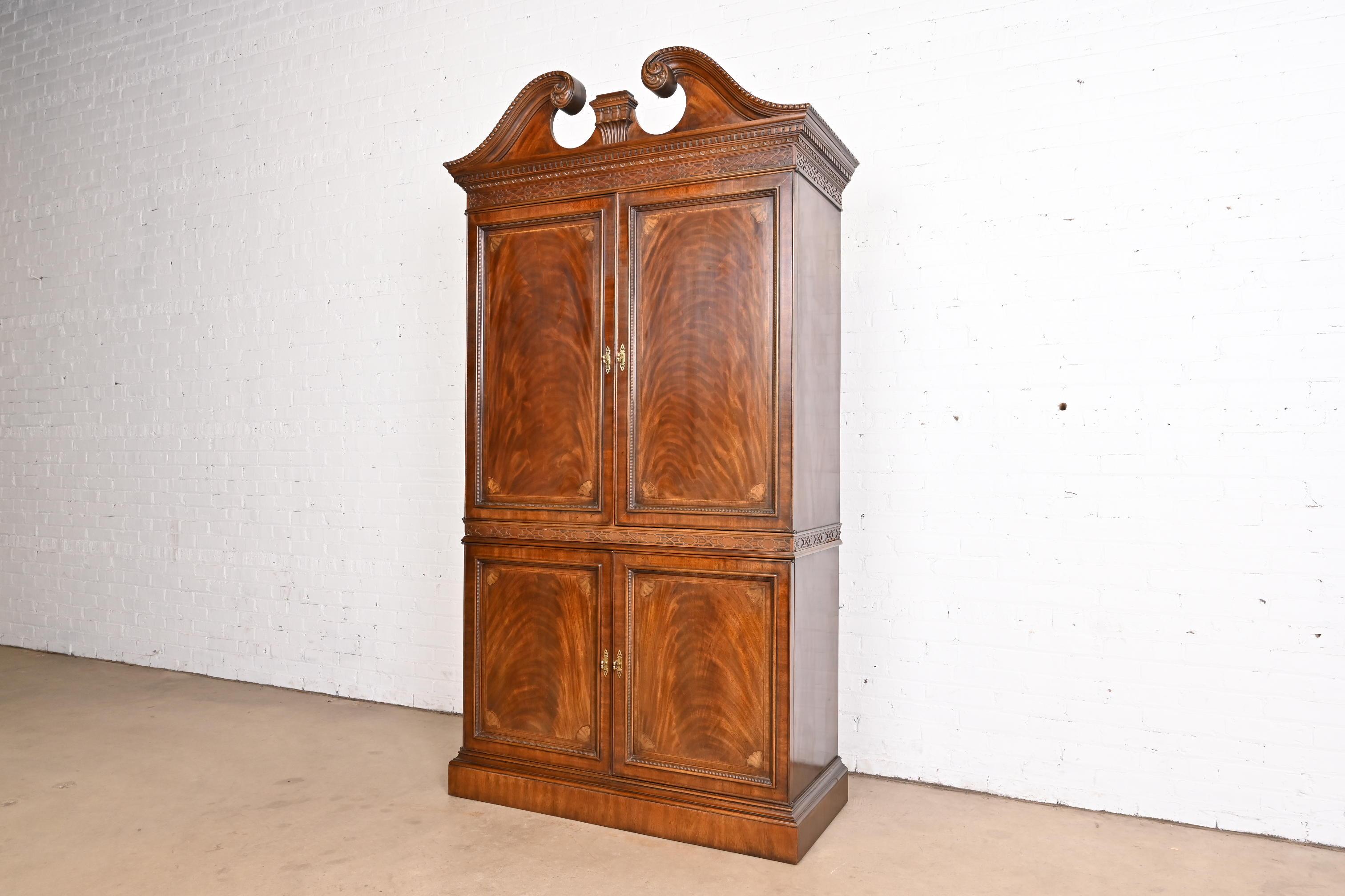 Américain Drexel Heritage Armoire ou presse à linge en acajou sculpté de style géorgien en vente