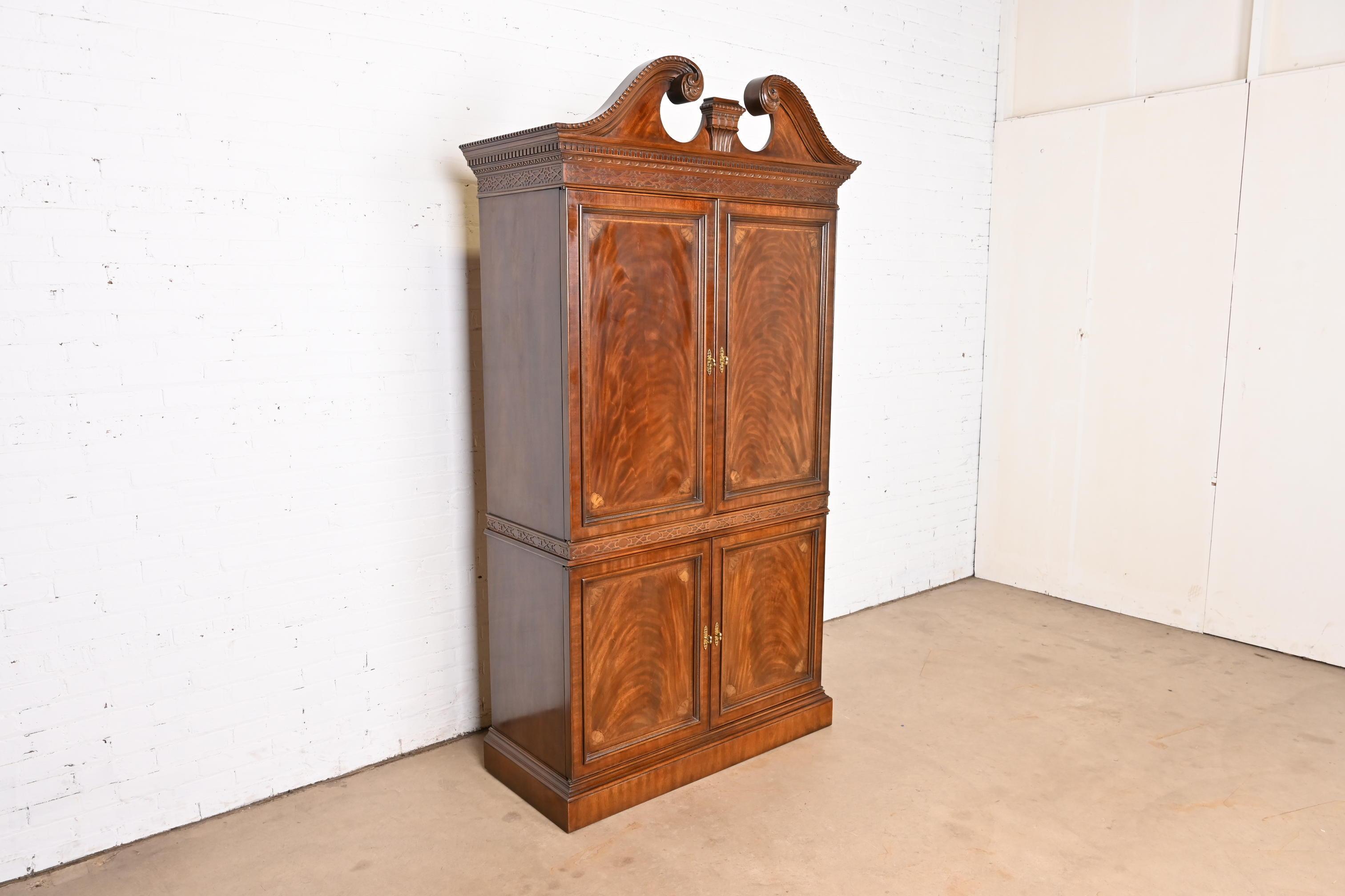 Drexel Heritage Armoire ou presse à linge en acajou sculpté de style géorgien Bon état - En vente à South Bend, IN