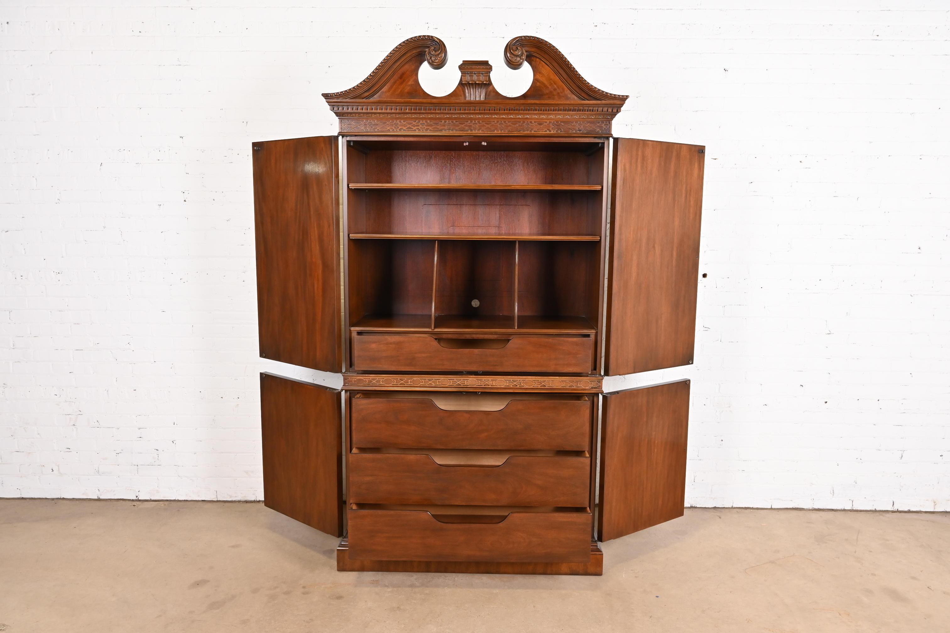 Fin du 20e siècle Drexel Heritage Armoire ou presse à linge en acajou sculpté de style géorgien en vente