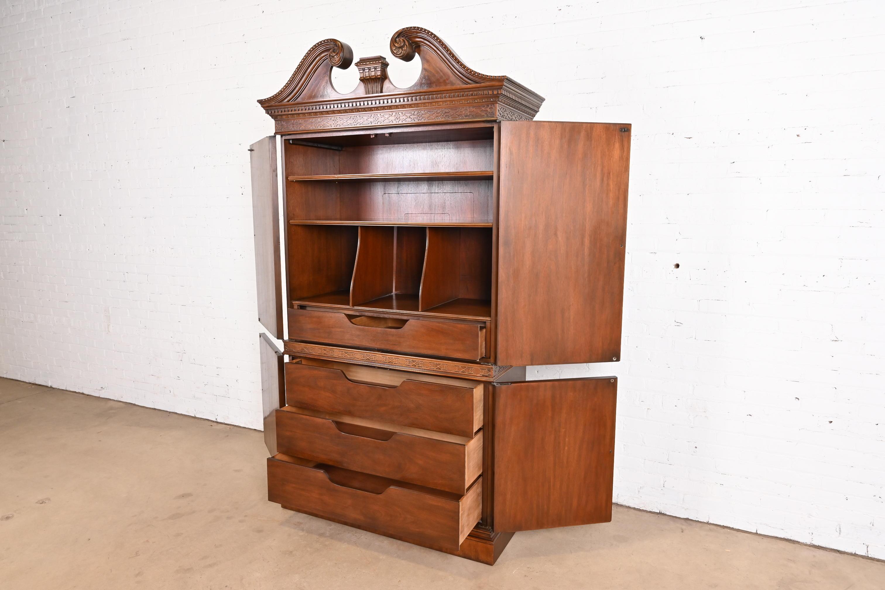 Laiton Drexel Heritage Armoire ou presse à linge en acajou sculpté de style géorgien en vente