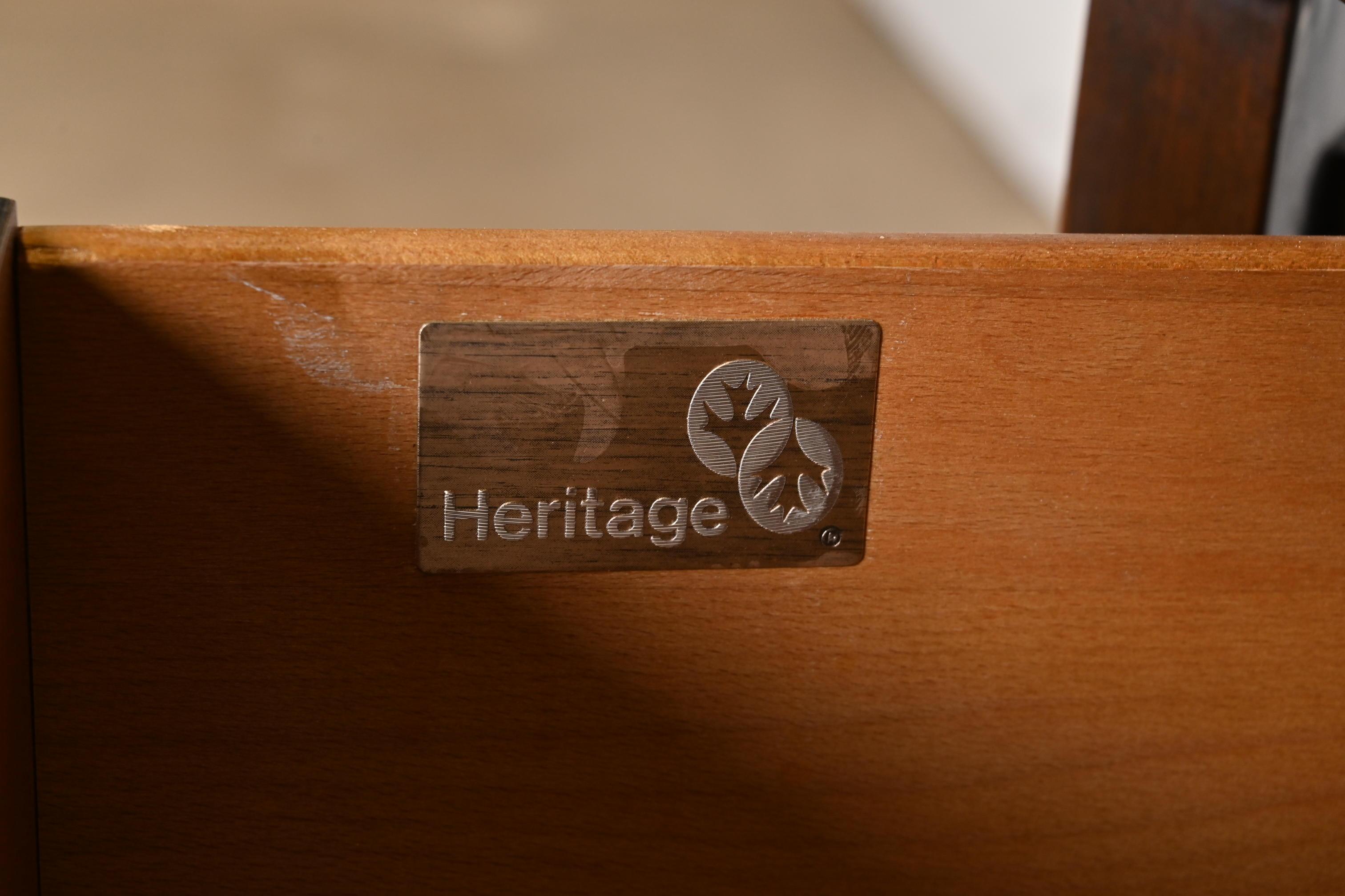 Drexel Heritage Armoire ou presse à linge en acajou sculpté de style géorgien en vente 1