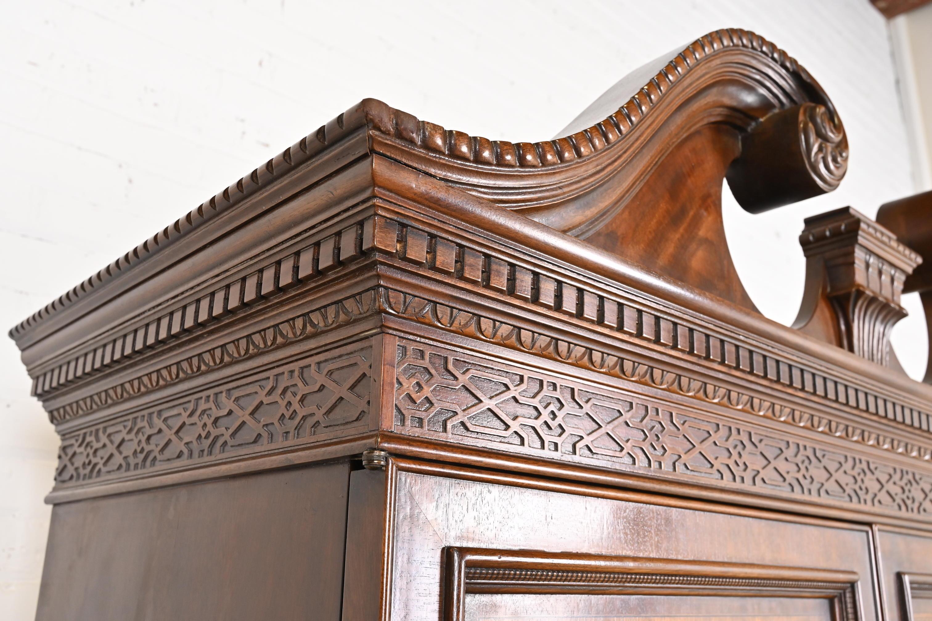 Drexel Heritage Armoire ou presse à linge en acajou sculpté de style géorgien en vente 2