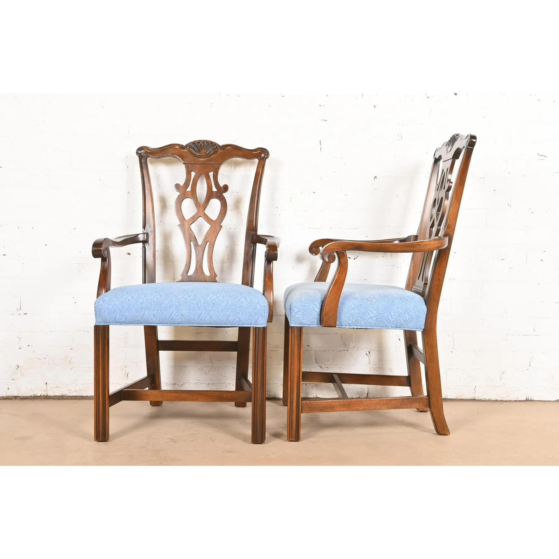 Drexel Heritage Georgian Carved Mahogany Armchairs o Dining Captain Chairs (Poltrone o Sedie da pranzo in mogano intagliato) in vendita 4