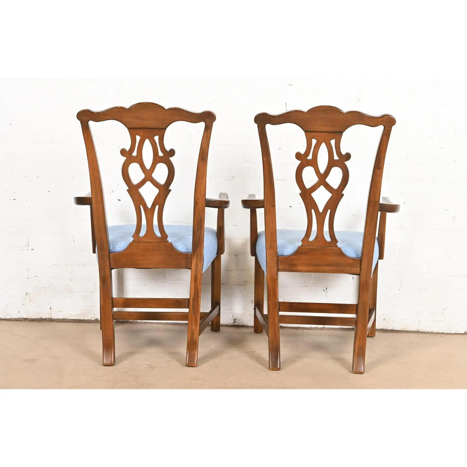 Drexel Heritage Georgian Carved Mahogany Armchairs o Dining Captain Chairs (Poltrone o Sedie da pranzo in mogano intagliato) in vendita 5