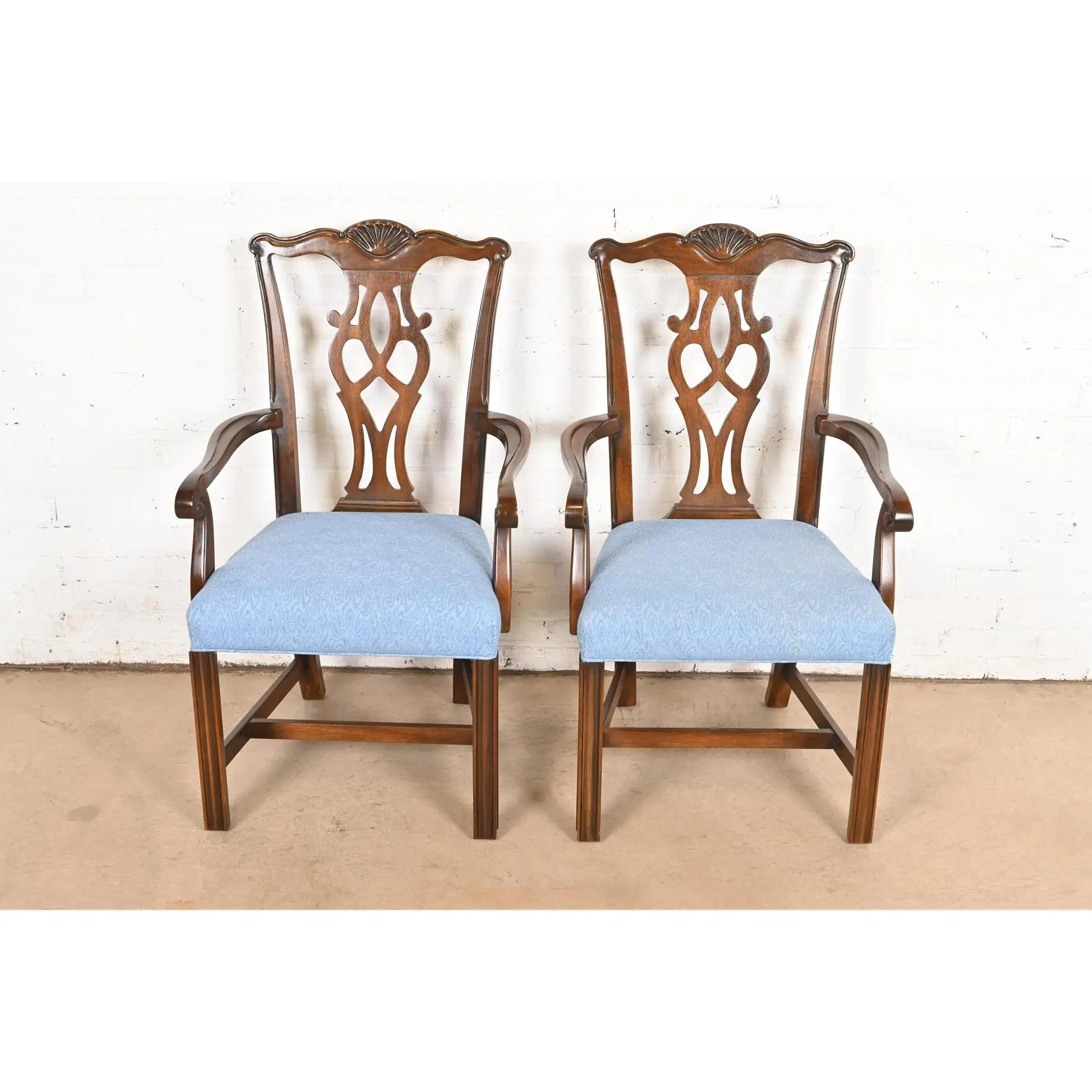 Georgiano Drexel Heritage Georgian Carved Mahogany Armchairs o Dining Captain Chairs (Poltrone o Sedie da pranzo in mogano intagliato) in vendita