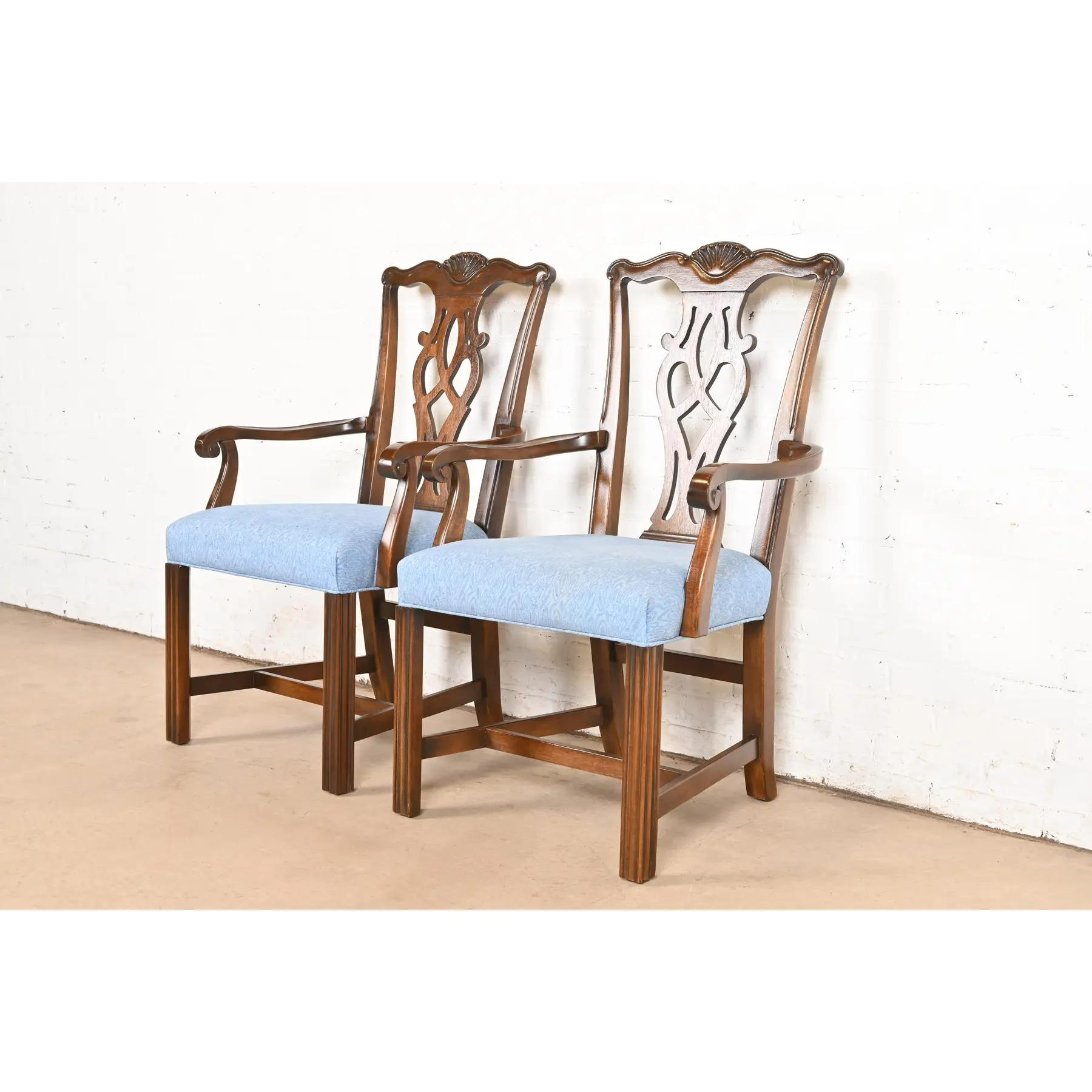 Americano Drexel Heritage Georgian Carved Mahogany Armchairs o Dining Captain Chairs (Poltrone o Sedie da pranzo in mogano intagliato) in vendita