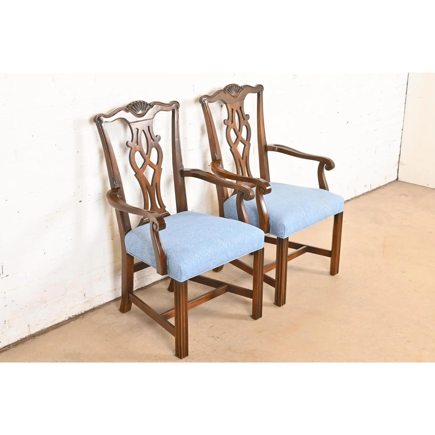 Drexel Heritage Georgian Carved Mahogany Armchairs o Dining Captain Chairs (Poltrone o Sedie da pranzo in mogano intagliato) In condizioni buone in vendita a South Bend, IN