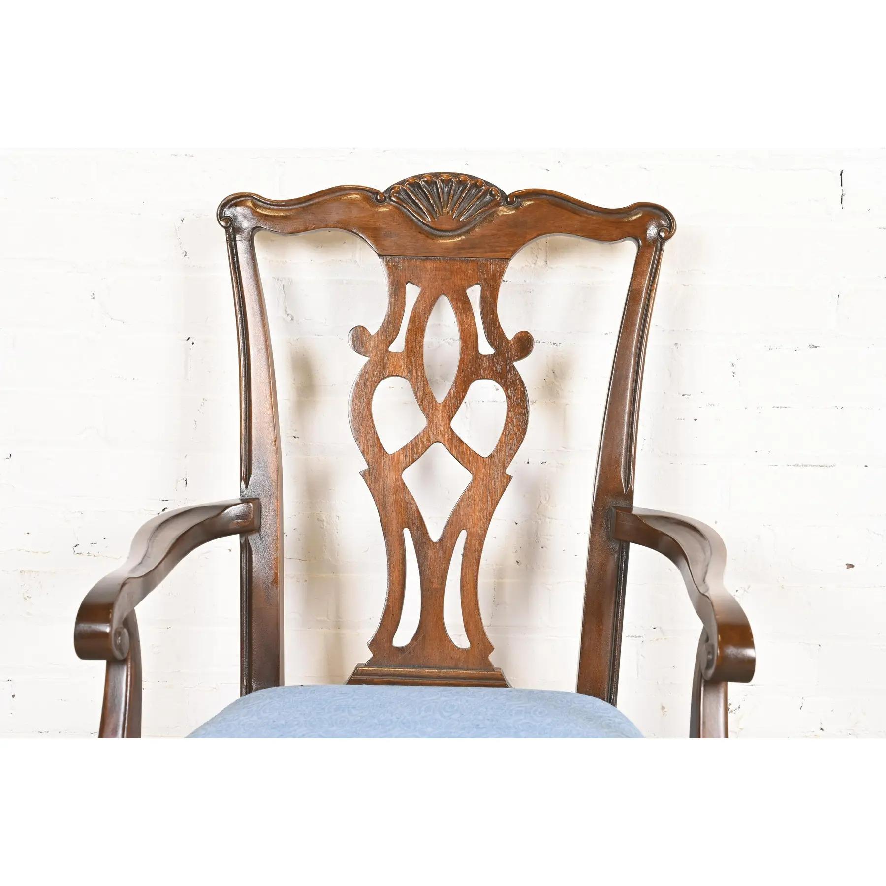 Tappezzeria Drexel Heritage Georgian Carved Mahogany Armchairs o Dining Captain Chairs (Poltrone o Sedie da pranzo in mogano intagliato) in vendita
