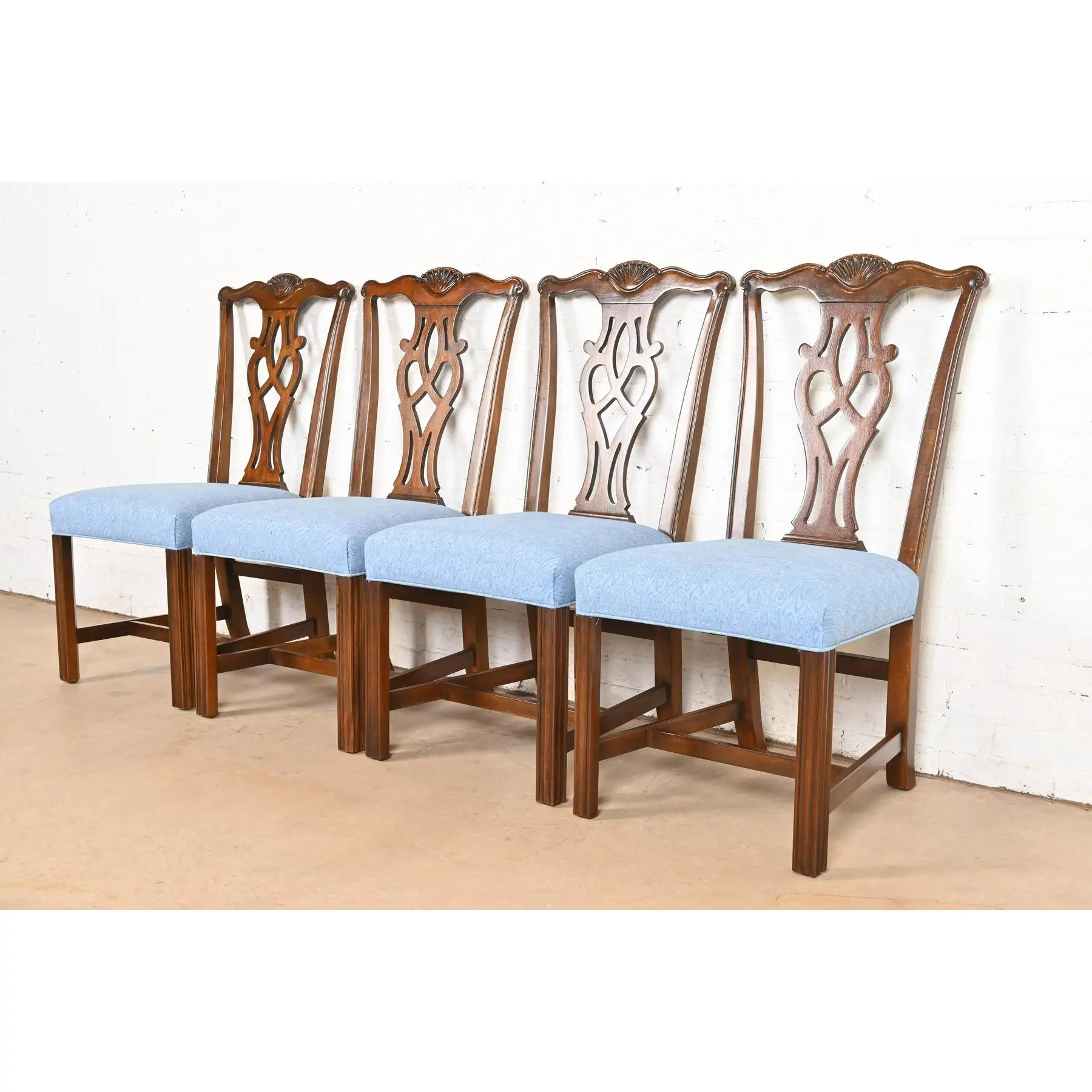 Un magnifique ensemble de quatre chaises d'appoint ou chaises de salle à manger de style géorgien ou Chippendale.

Par Drexel Heritage

USA, Circa 1980

Piétements en acajou massif sculpté, avec sièges rembourrés.

Dimensions : 19,5 