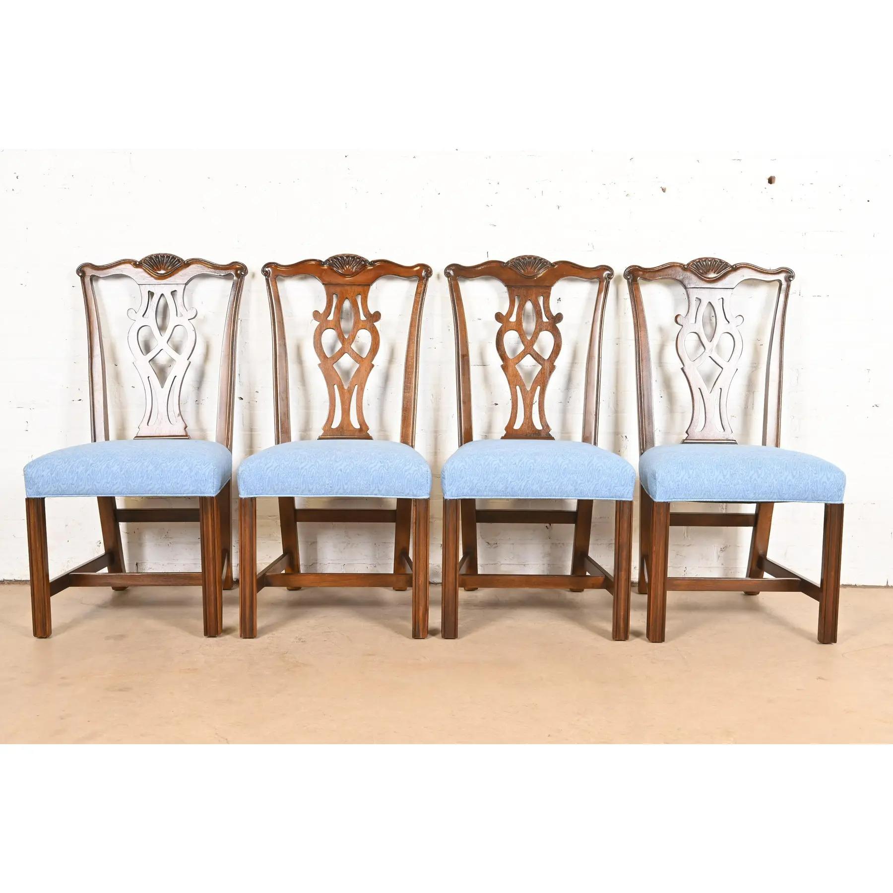Georgien Drexel Heritage Chaises de salle à manger en acajou sculpté de style géorgien, ensemble de quatre en vente