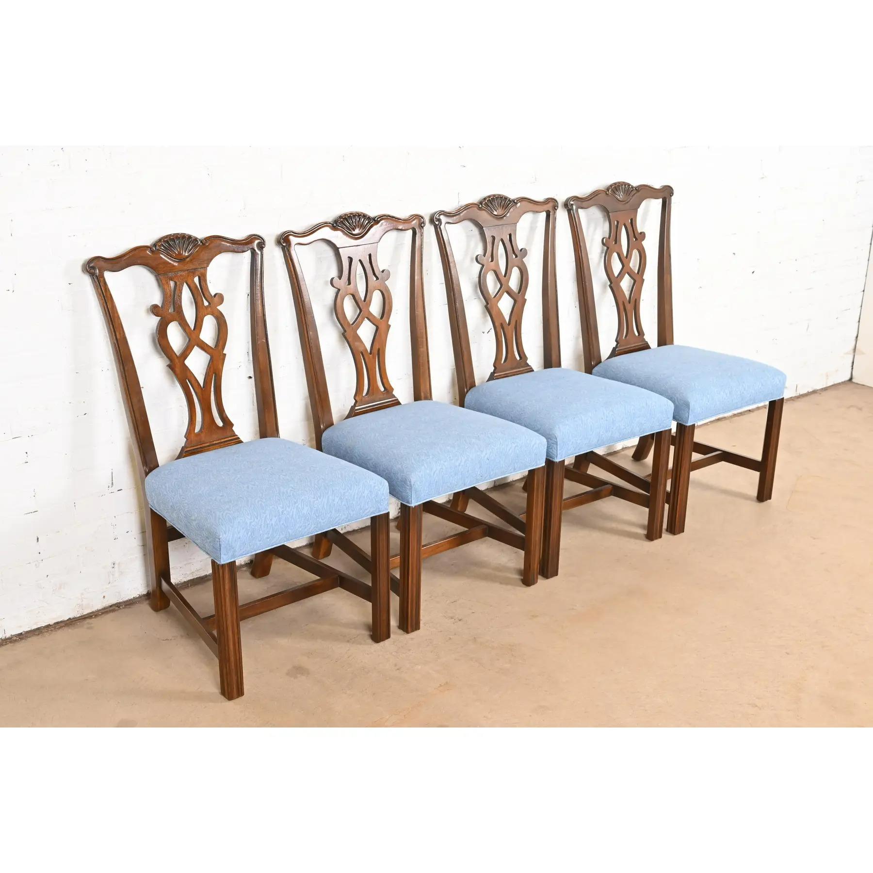 Drexel Heritage Chaises de salle à manger en acajou sculpté de style géorgien, ensemble de quatre Bon état - En vente à South Bend, IN
