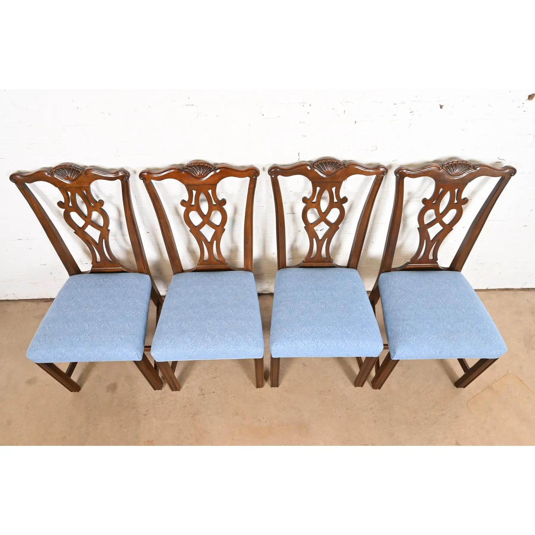 Fin du 20e siècle Drexel Heritage Chaises de salle à manger en acajou sculpté de style géorgien, ensemble de quatre en vente