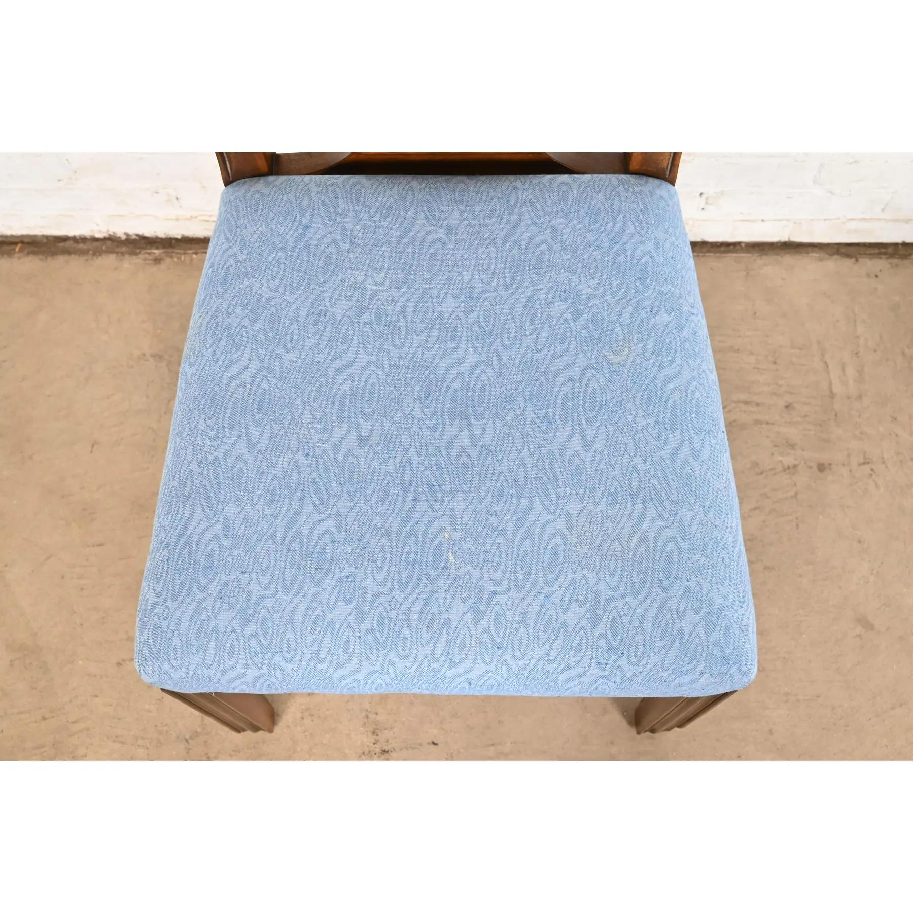 Drexel Heritage Chaises de salle à manger en acajou sculpté de style géorgien, ensemble de quatre en vente 1