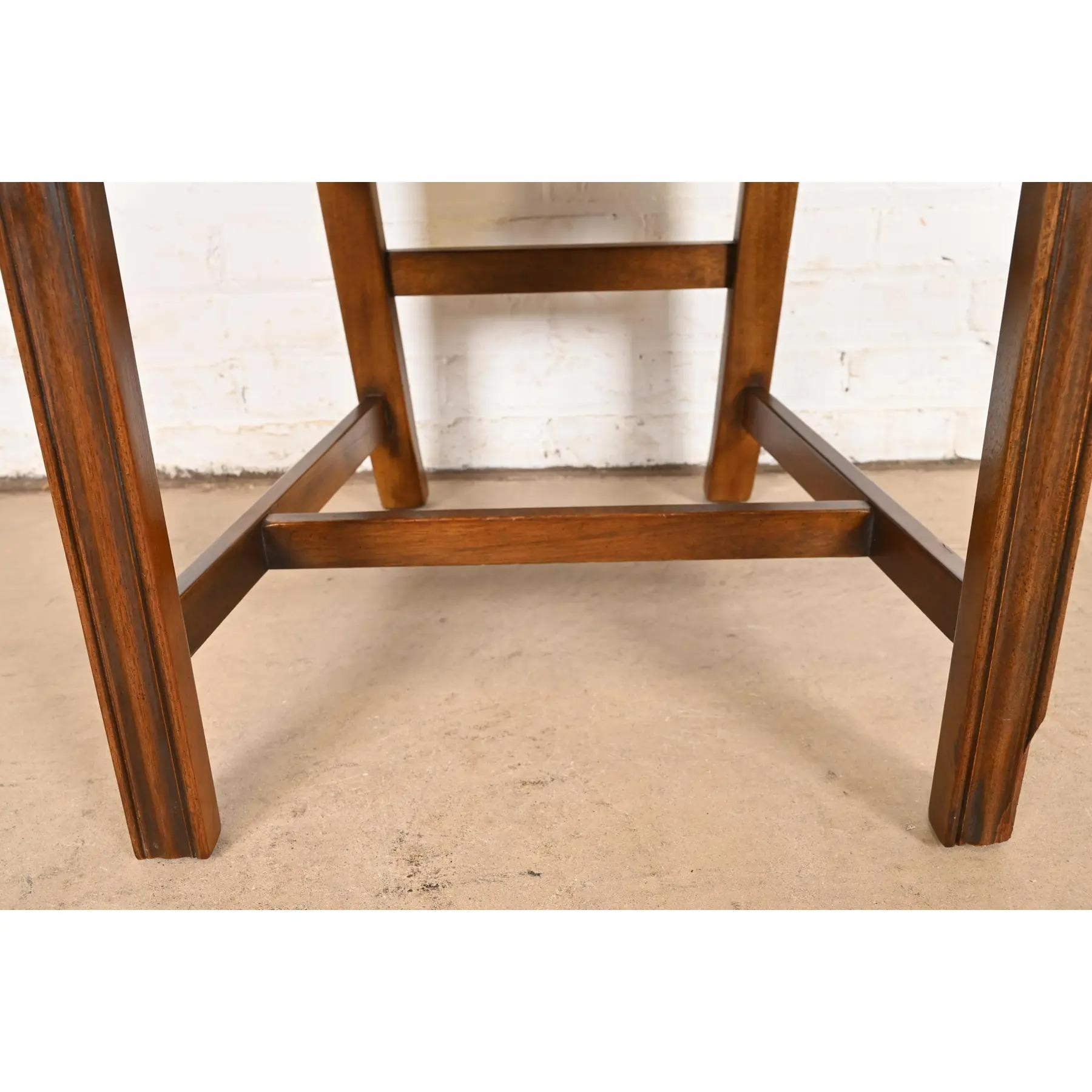 Drexel Heritage Chaises de salle à manger en acajou sculpté de style géorgien, ensemble de quatre en vente 2