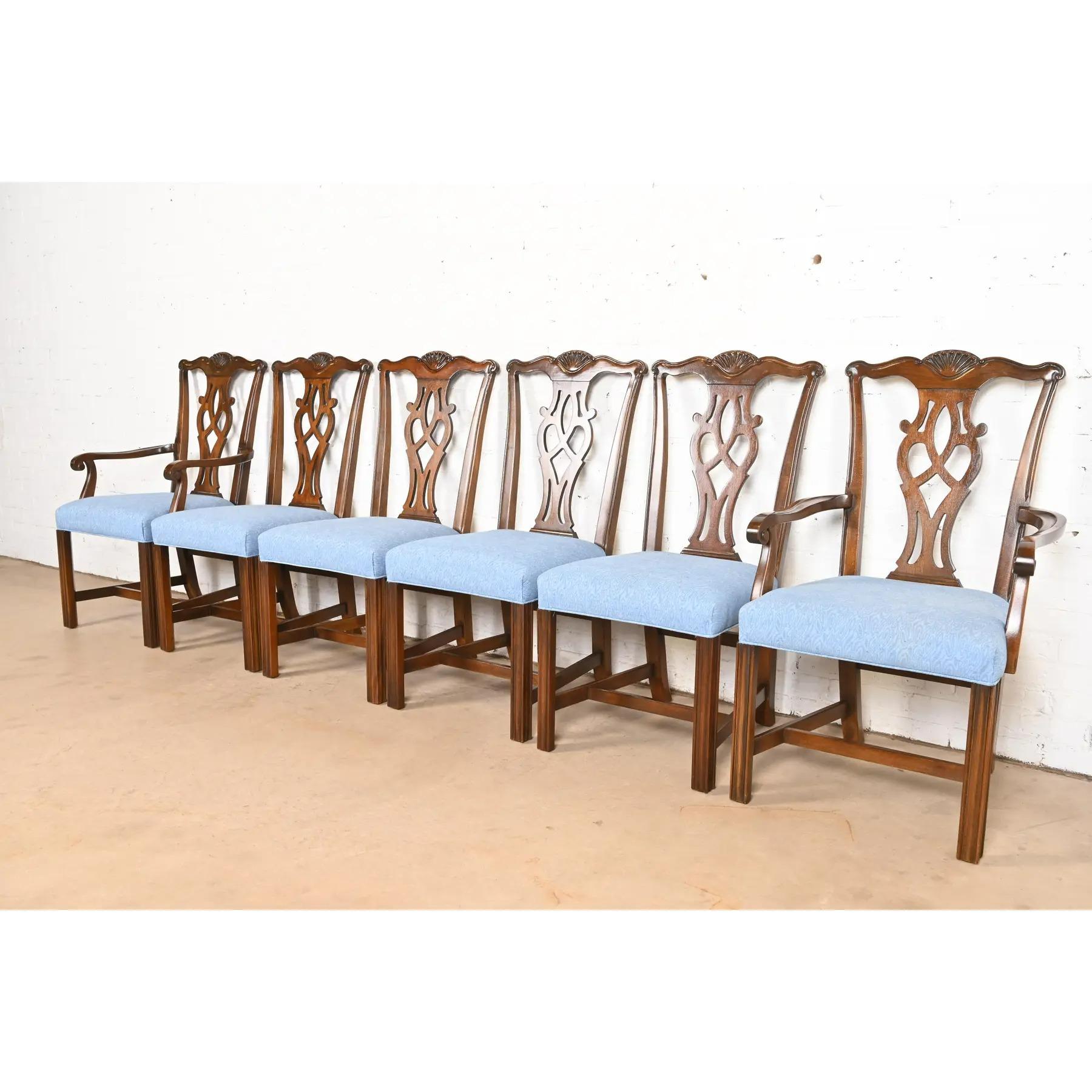 Uno splendido set di sei sedie da pranzo in stile georgiano o Chippendale

Da Drexel Heritage

USA, circa anni '1980

Telaio in mogano massiccio intagliato, con sedili imbottiti.

Misure: 
Sedie laterali - 19,5