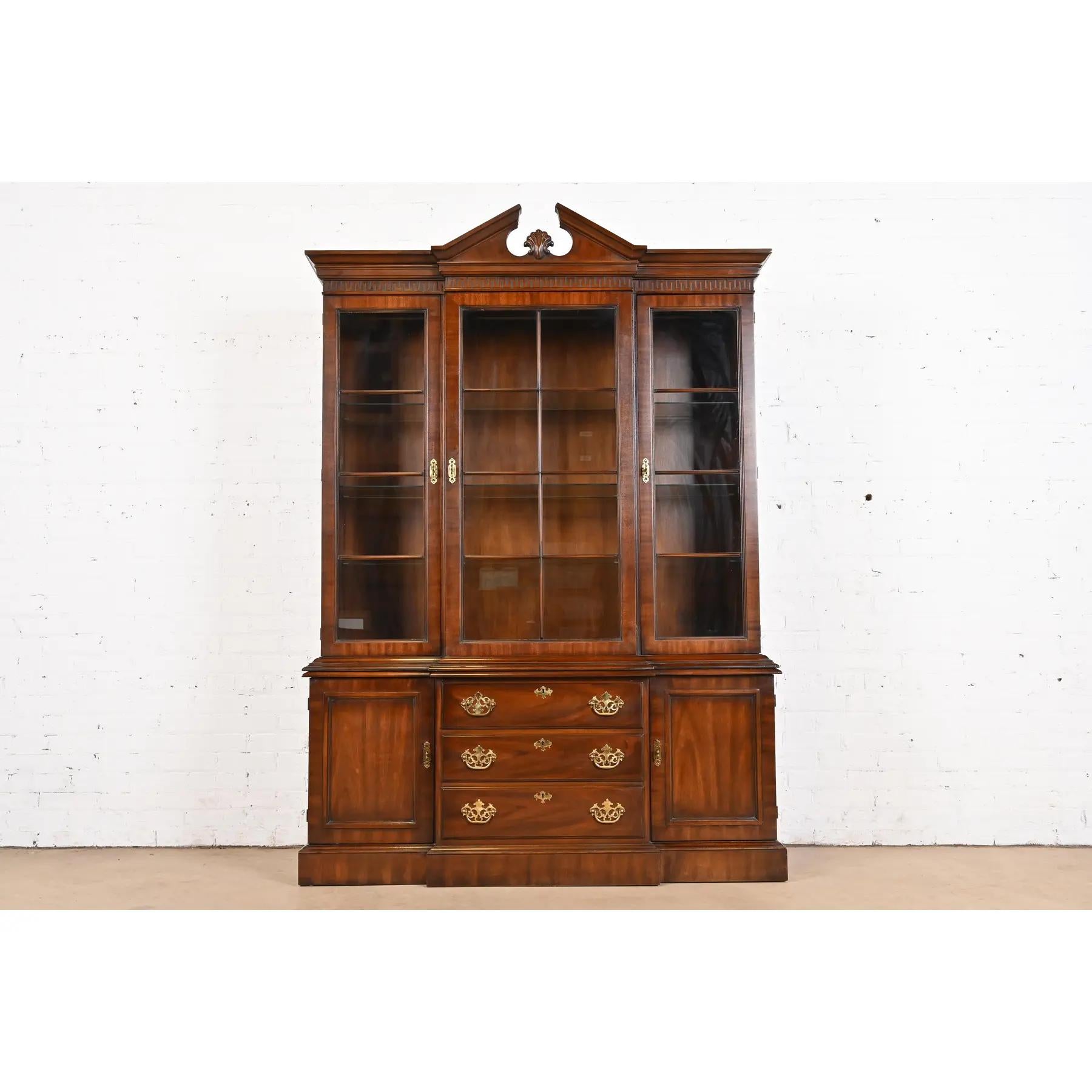 A gorgeous Georgian or Chippendale style lighted breakfront bookcase or dining cabinet

By Drexel Heritage

USA, Circa 1970s

Carved mahogany, with glass front doors and original brass hardware.

Measures: 58.25