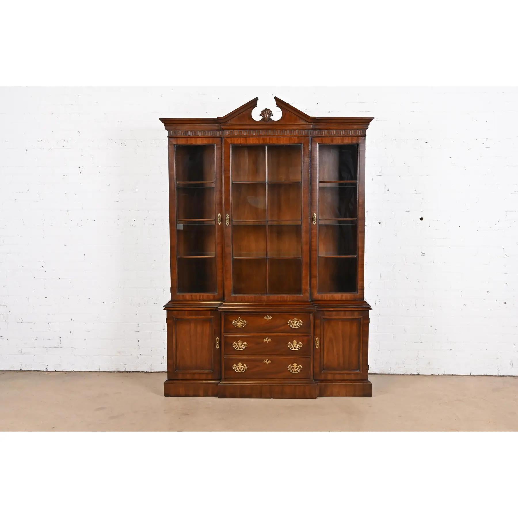 American Drexel Heritage Georgian Carved Mahogany Lighted Breakfront Bookcase Cabinet For Sale