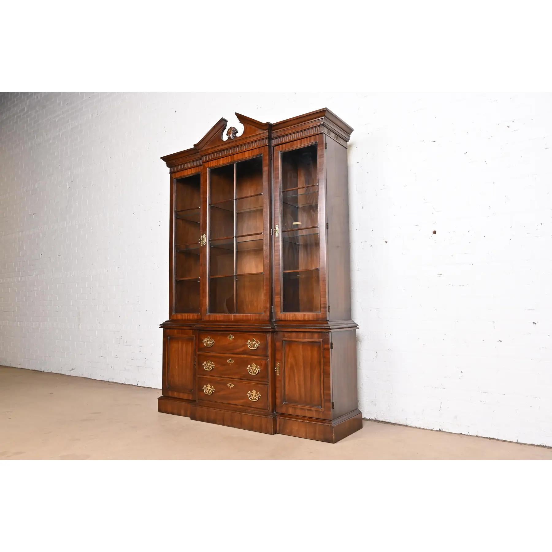 Drexel Heritage Georgian Carved Mahogany Lighted Breakfront Bookcase Cabinet In Good Condition For Sale In South Bend, IN