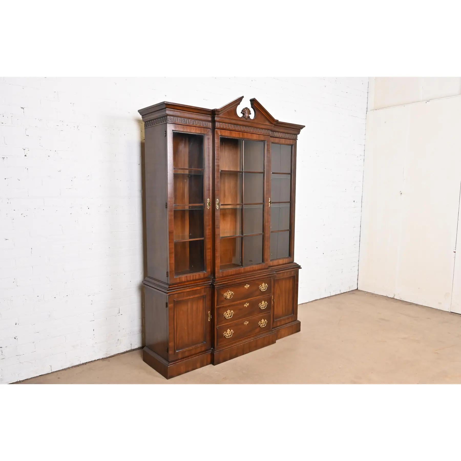 Late 20th Century Drexel Heritage Georgian Carved Mahogany Lighted Breakfront Bookcase Cabinet For Sale