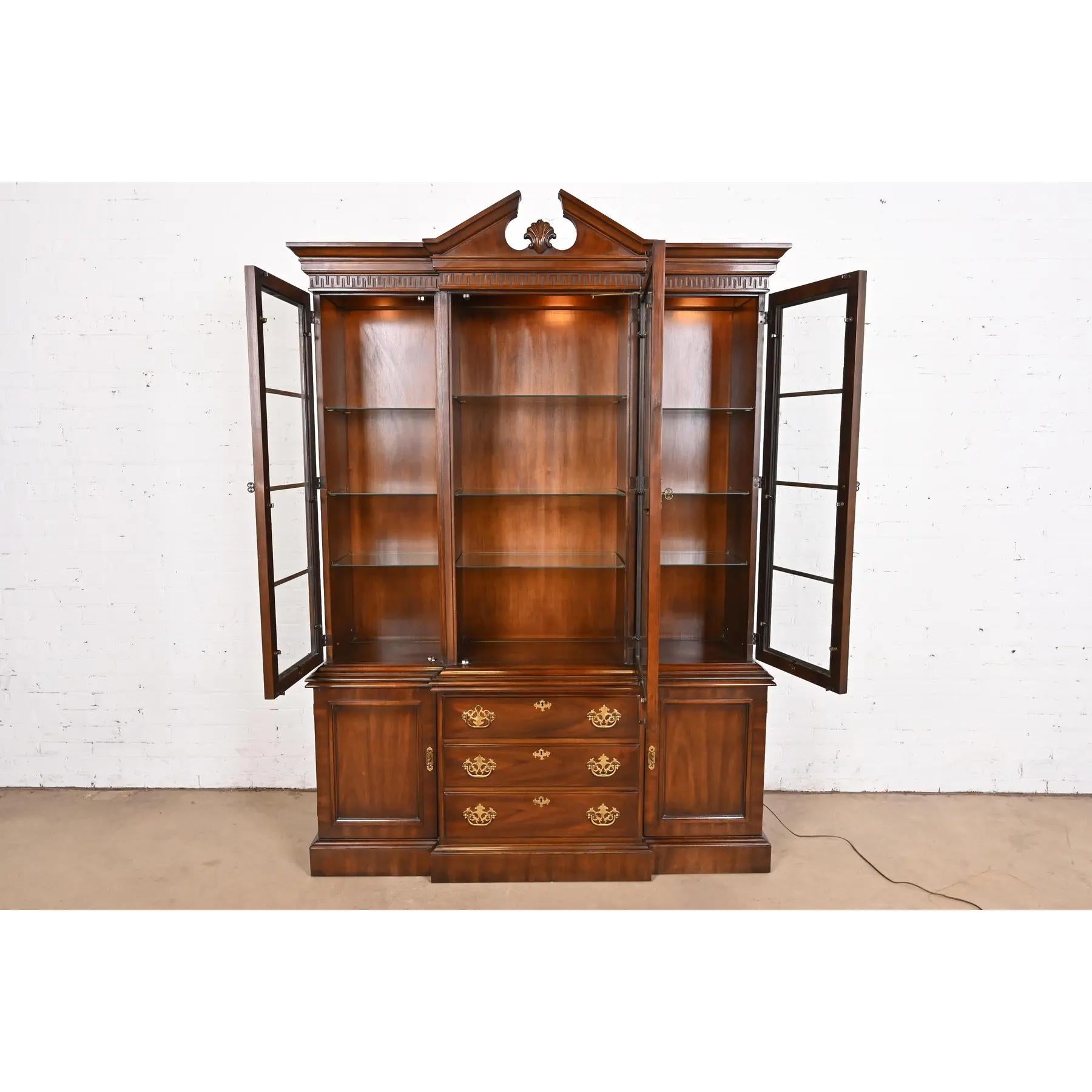 Brass Drexel Heritage Georgian Carved Mahogany Lighted Breakfront Bookcase Cabinet For Sale
