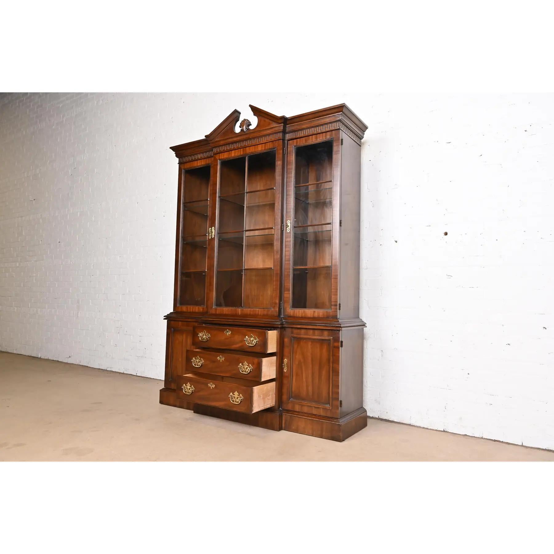 Drexel Heritage Georgian Carved Mahogany Lighted Breakfront Bookcase Cabinet For Sale 1
