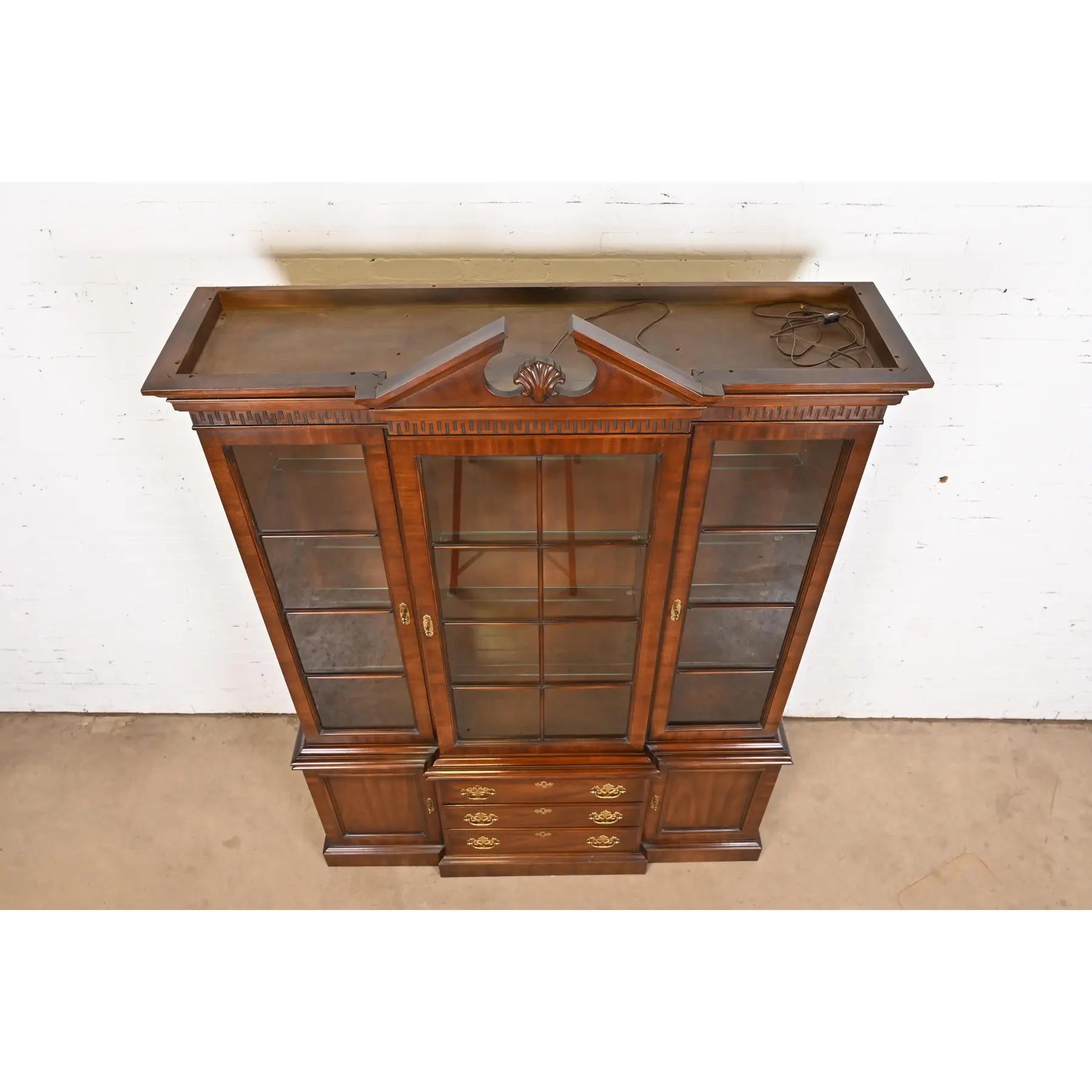 Drexel Heritage Georgian Carved Mahogany Lighted Breakfront Bookcase Cabinet For Sale 3