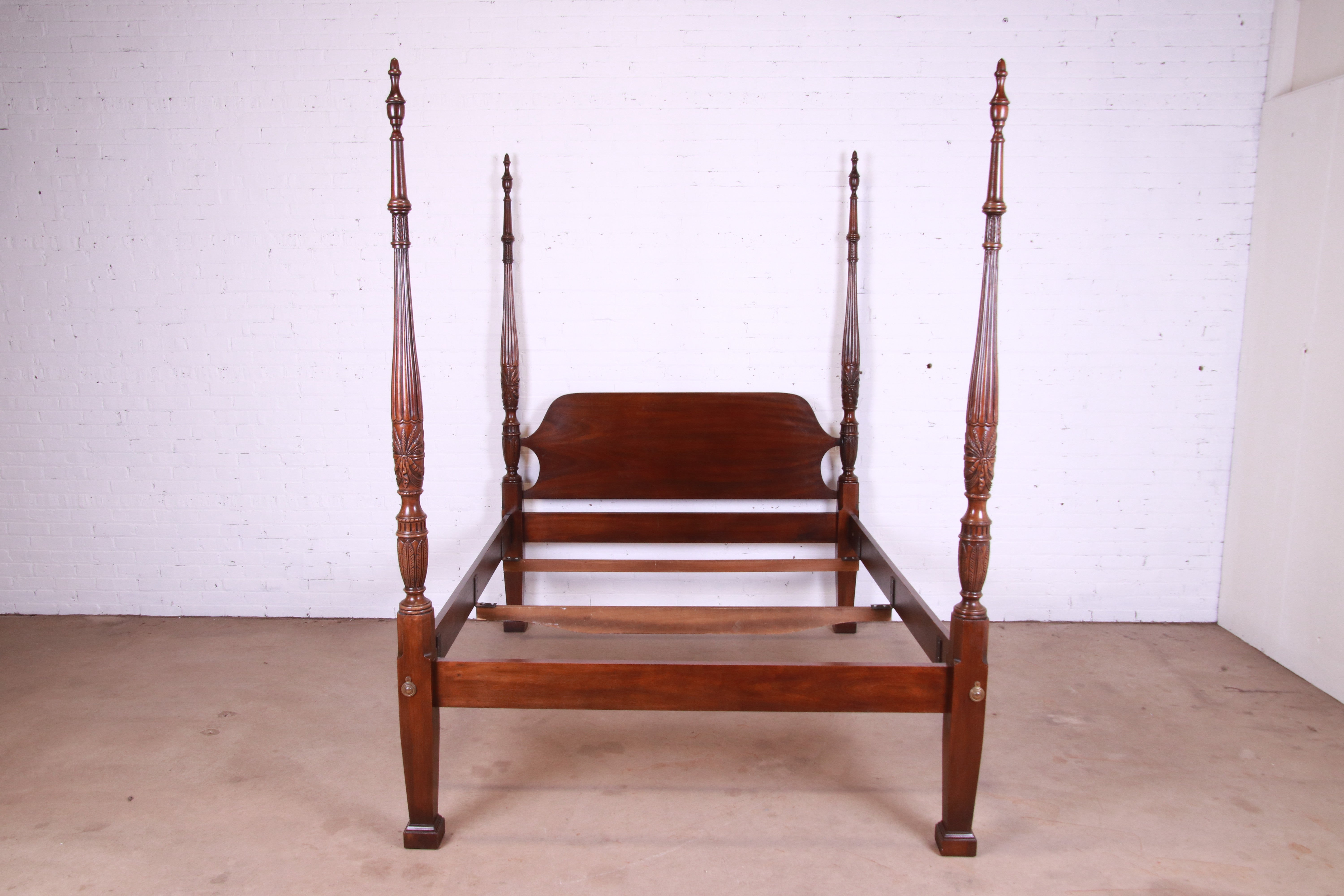 A gorgeous Georgian style four poster queen size bed frame

By Drexel Heritage

USA, Circa 1980s

Carved mahogany, with brass accents.

Measures: 65.25